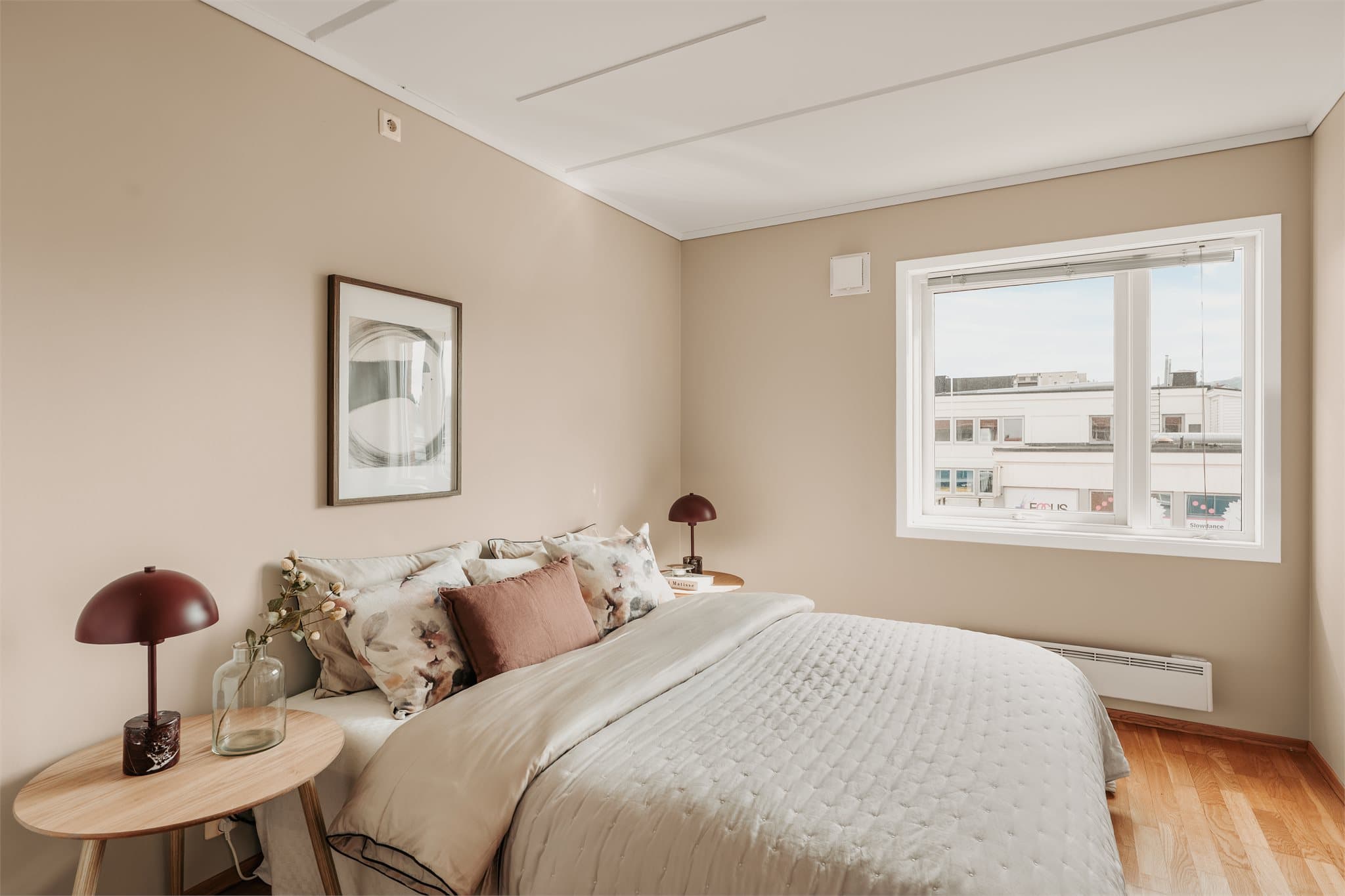 Leiligheten har to soverom av god størrelse. Begge rommene har plass til seng, garderobeløsning og tilhørende møblement.