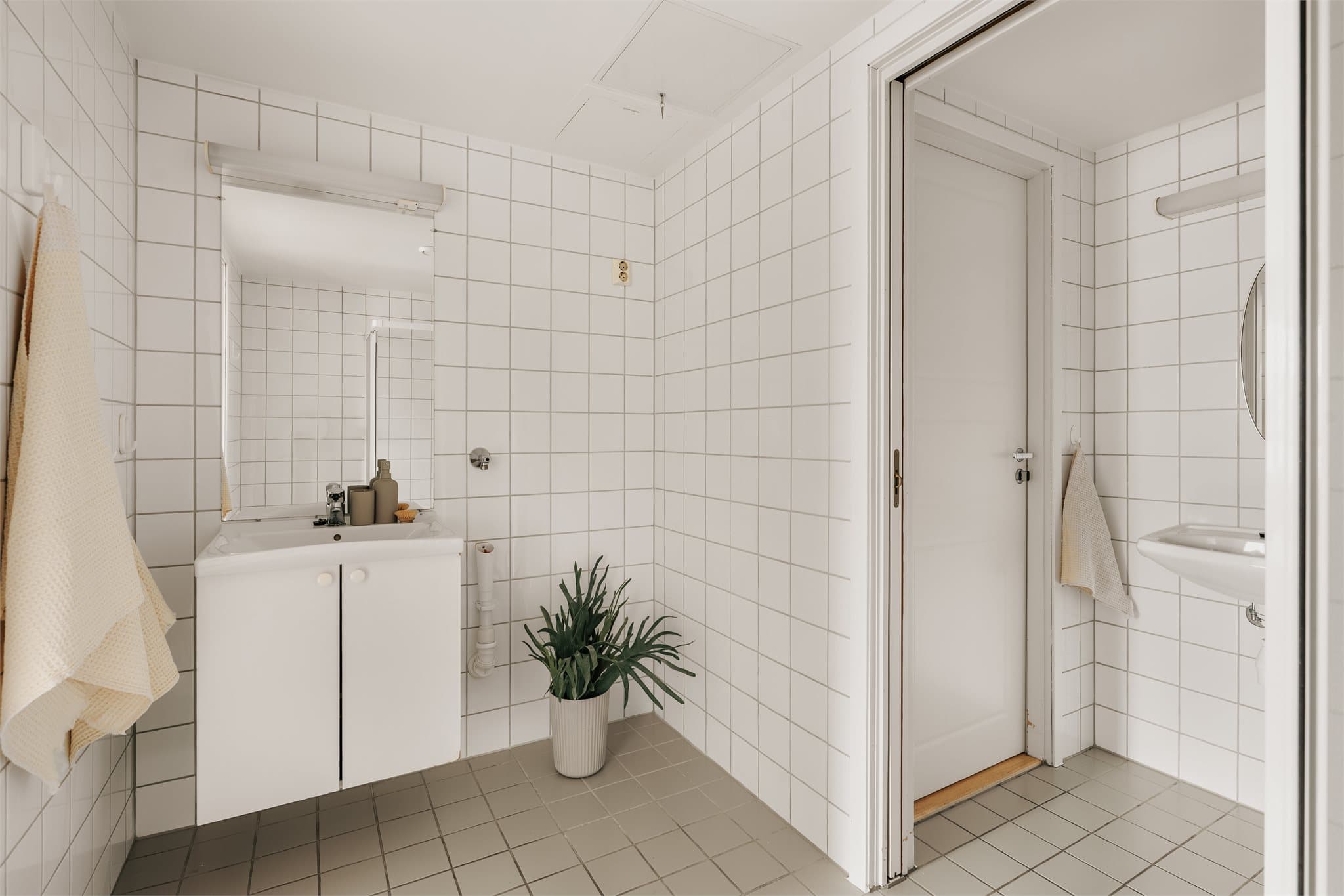 Badet er flislagt og er fra byggeårene, med en funksjonell planløsning og tidløse materialvalg.