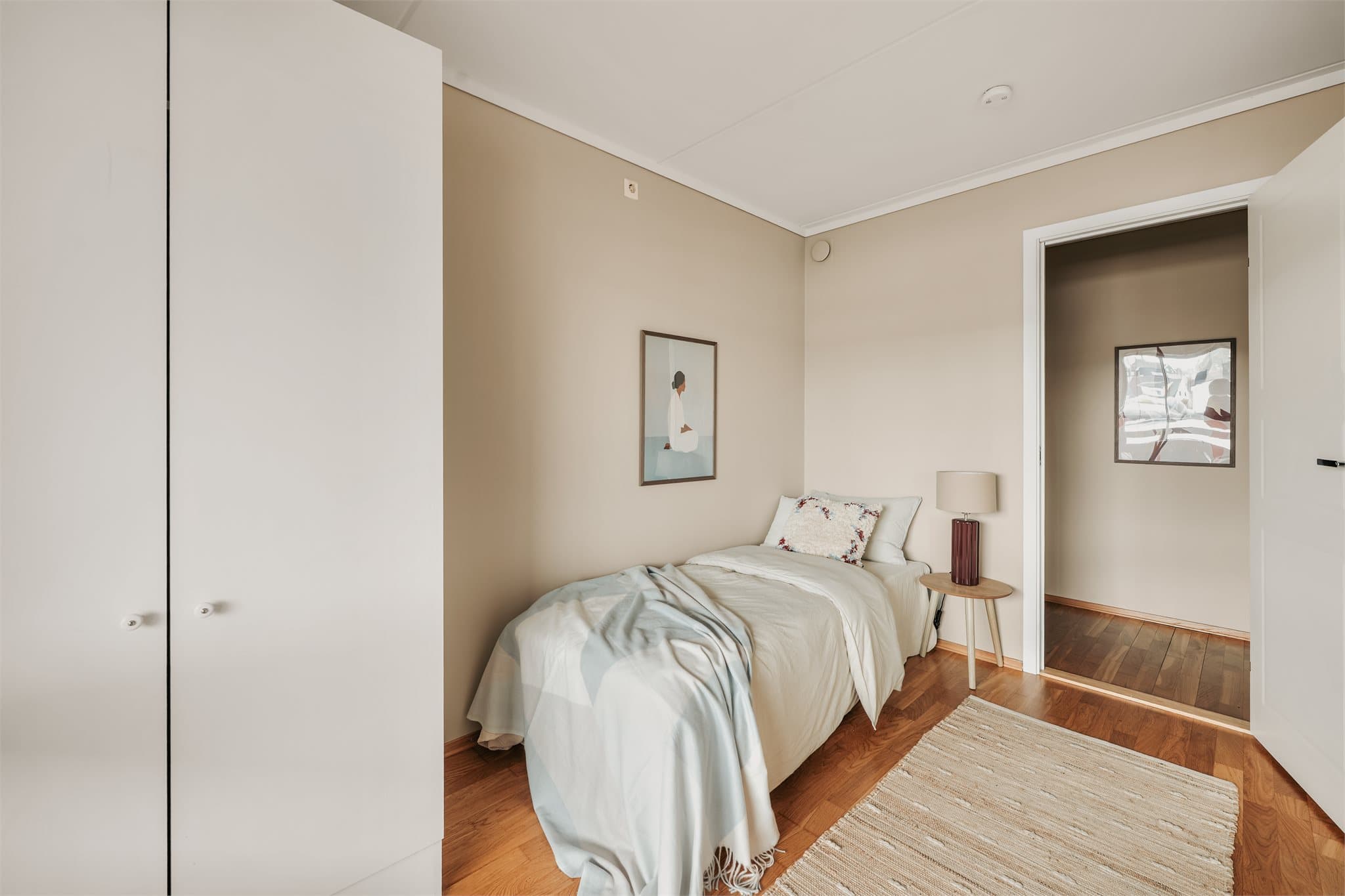 Soverom 2 med garderobeskap og direkte adkomst til innvendig bod.