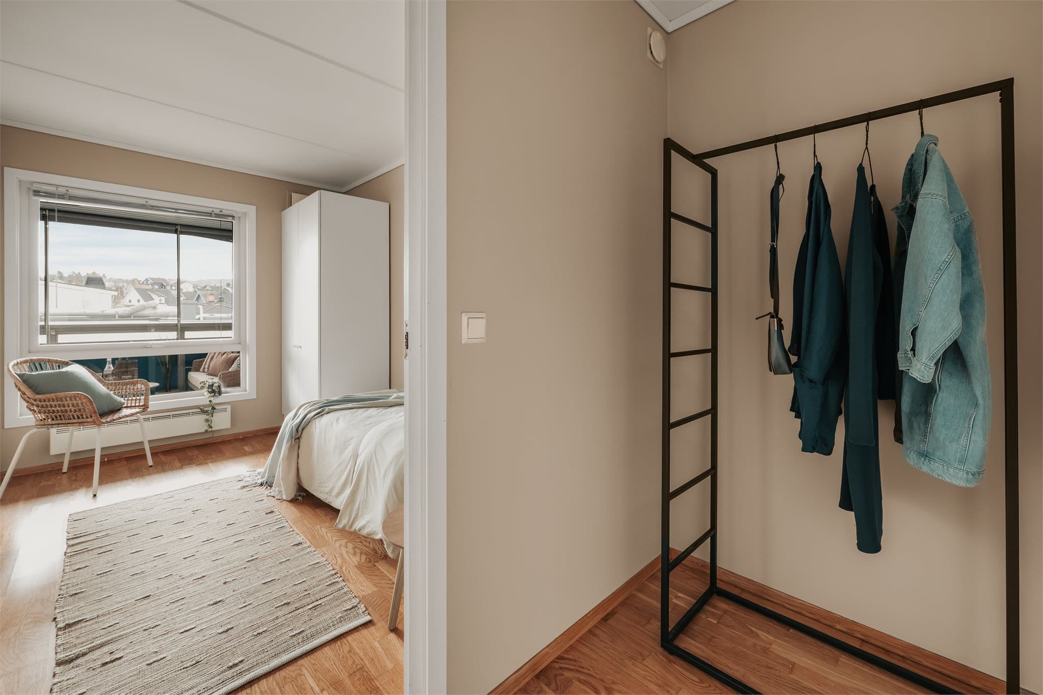 Det er lagringsplass i innvendig bod med adkomst fra det ene soverommet. Ellers disponerer leiligheten er bod på loft samt bod i kjeller (skapbod på ca. 0,6 kvm).