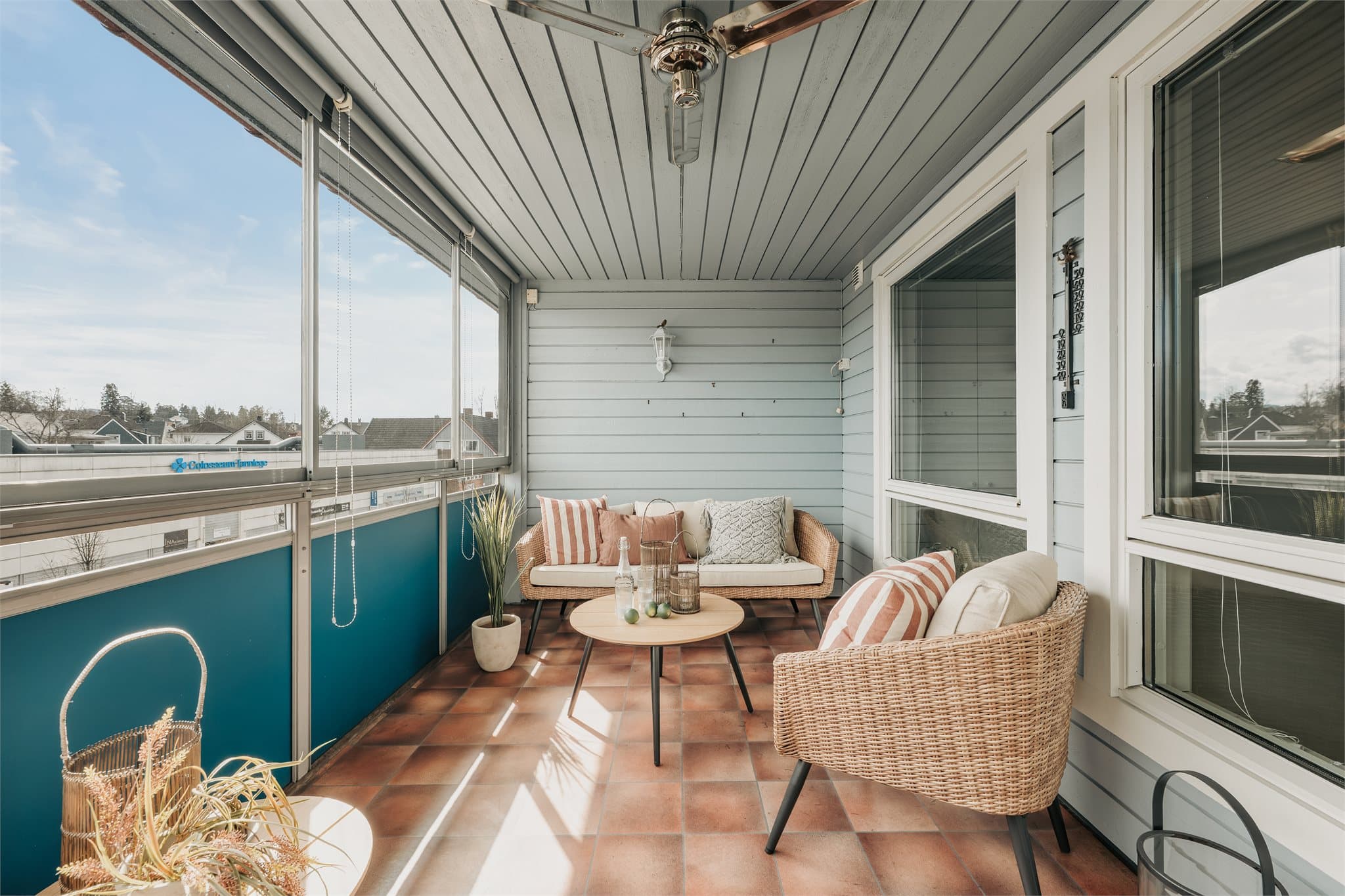 Fra stuen er det utgang til innglasset balkong på ca. 11,7 kvm.