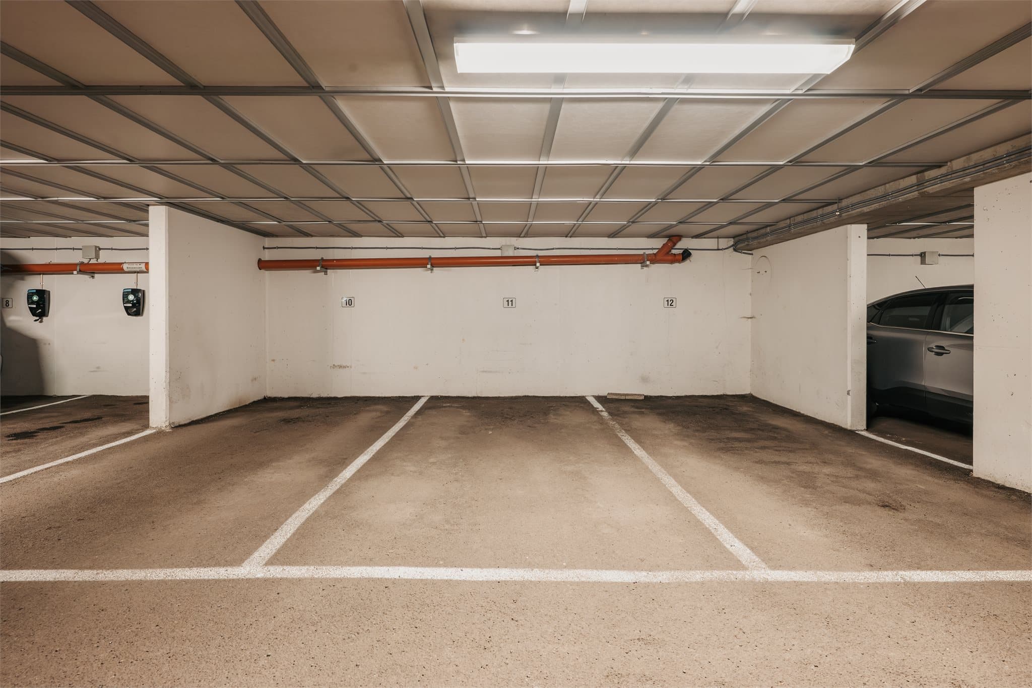 Det medfølger en biloppstillingsplass i garasjekjeller (plass nr. 11).