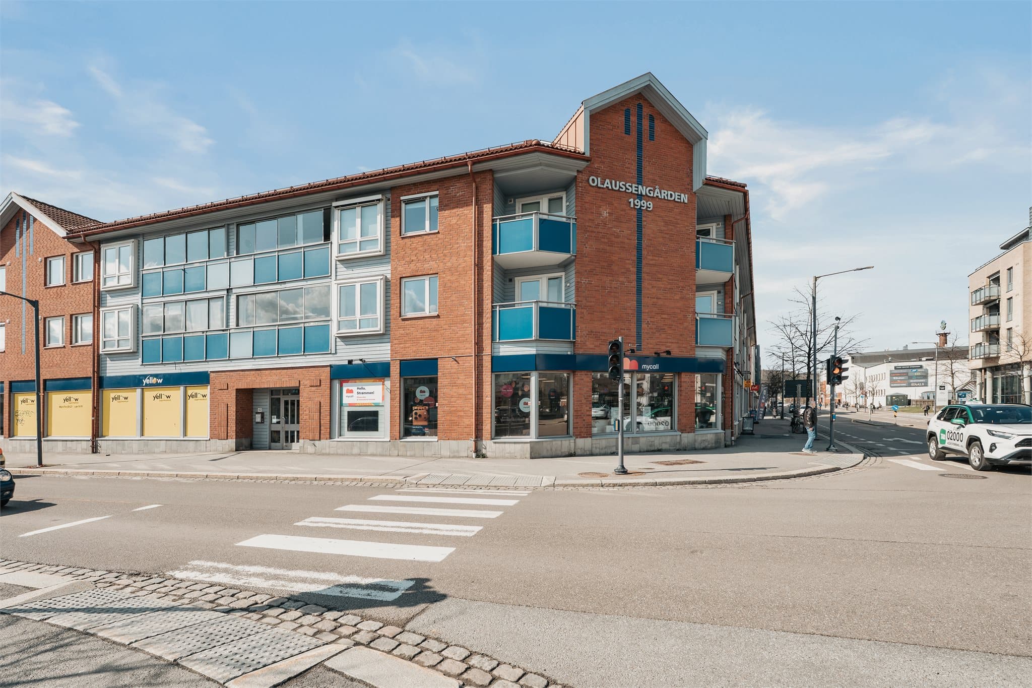 Leiligheten har en attraktiv og sentral beliggenhet på Strømmen, med kort gangavstand til Strømmen Storsenter, dagligvarebutikker, kollektivtransport og øvrige servicetilbud.