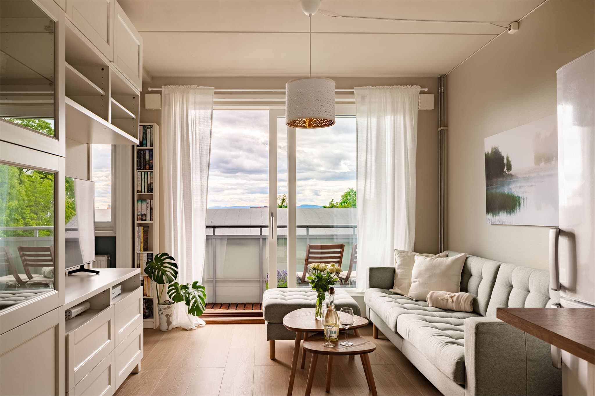 Stuen er romslig med plass til sittemøbler og stuebord, herfra har du utgang til en herlig balkong med ettermiddag og kveldssolen!