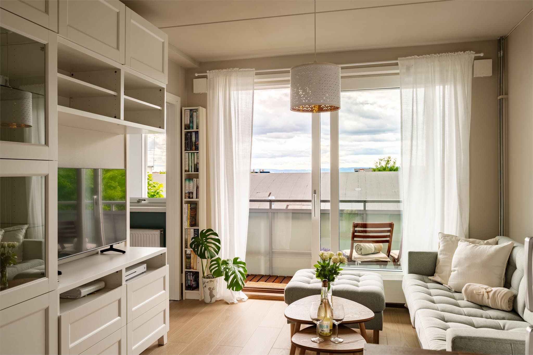 Stort vindu som sørger for godt lysinnslipp og naturlig ventilasjon.