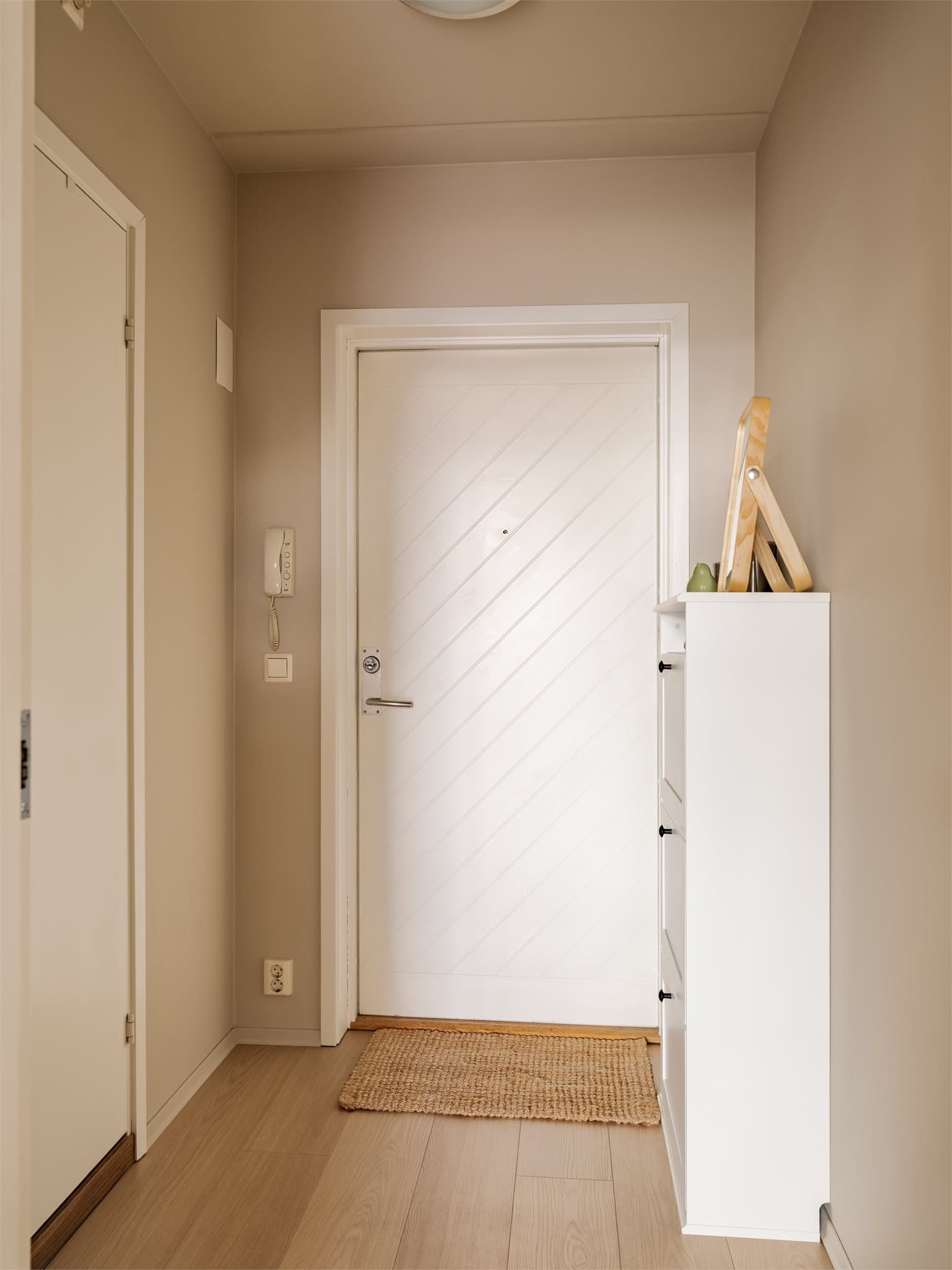 Velkommen inn til en romslig gang med god plass til oppheng av yttertøy og avsetting av sko.