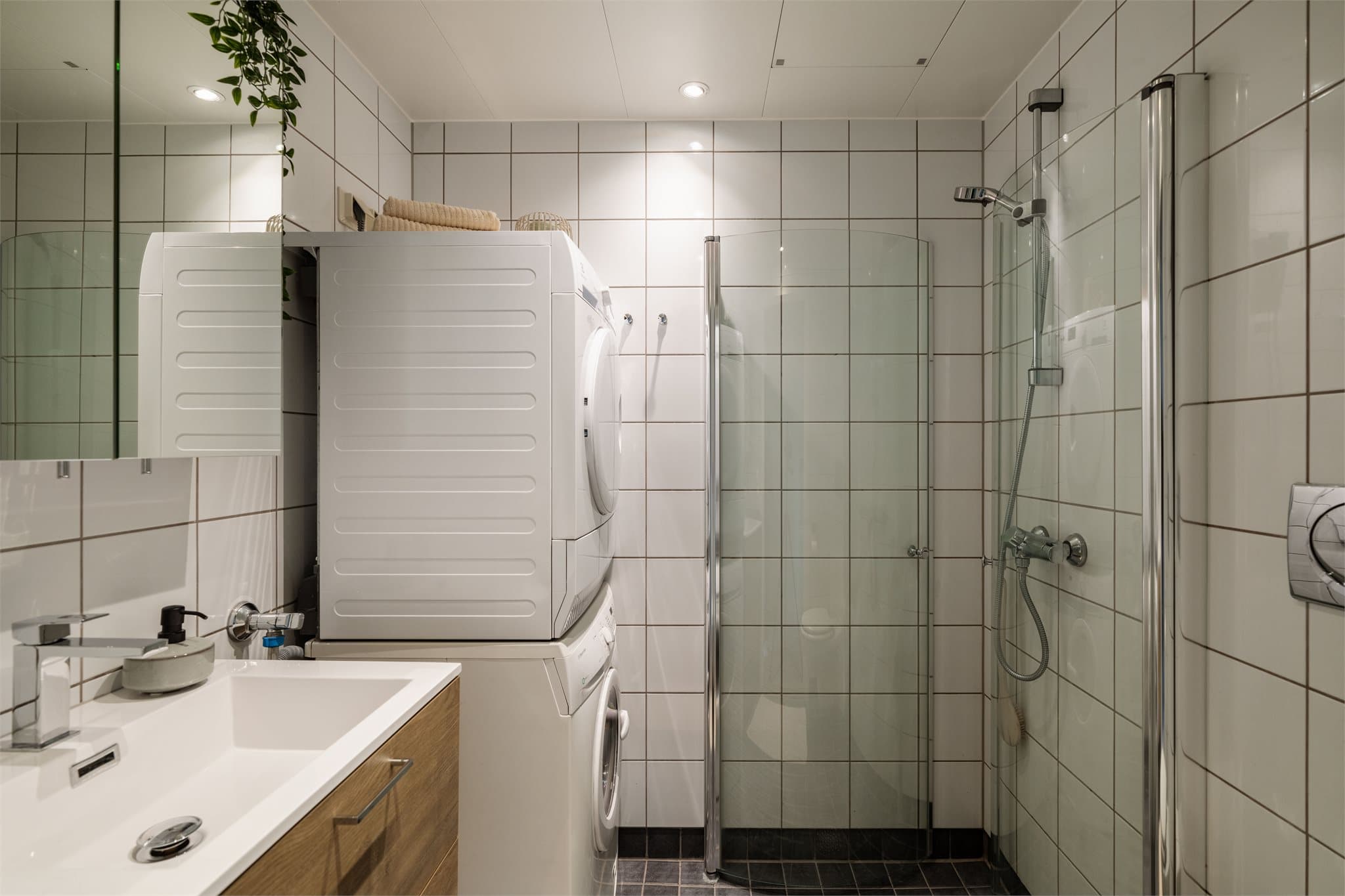 Romslig bad med downlights i himlingen og varmekabler i gulvet for ekstra komfort.