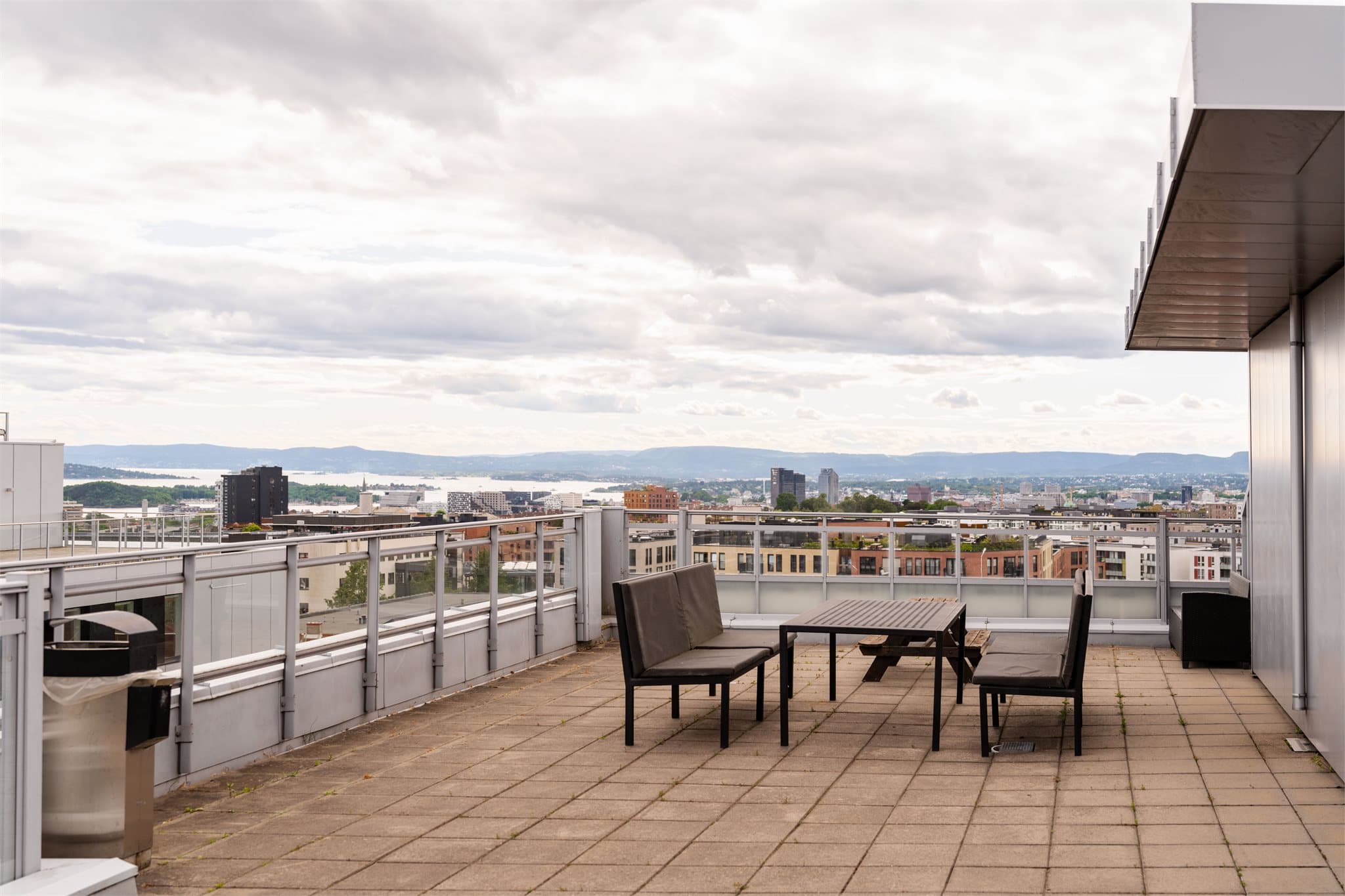 Borettslaget har en felles takterrasse med utemøbler, tilgjengelig for alle beboere.