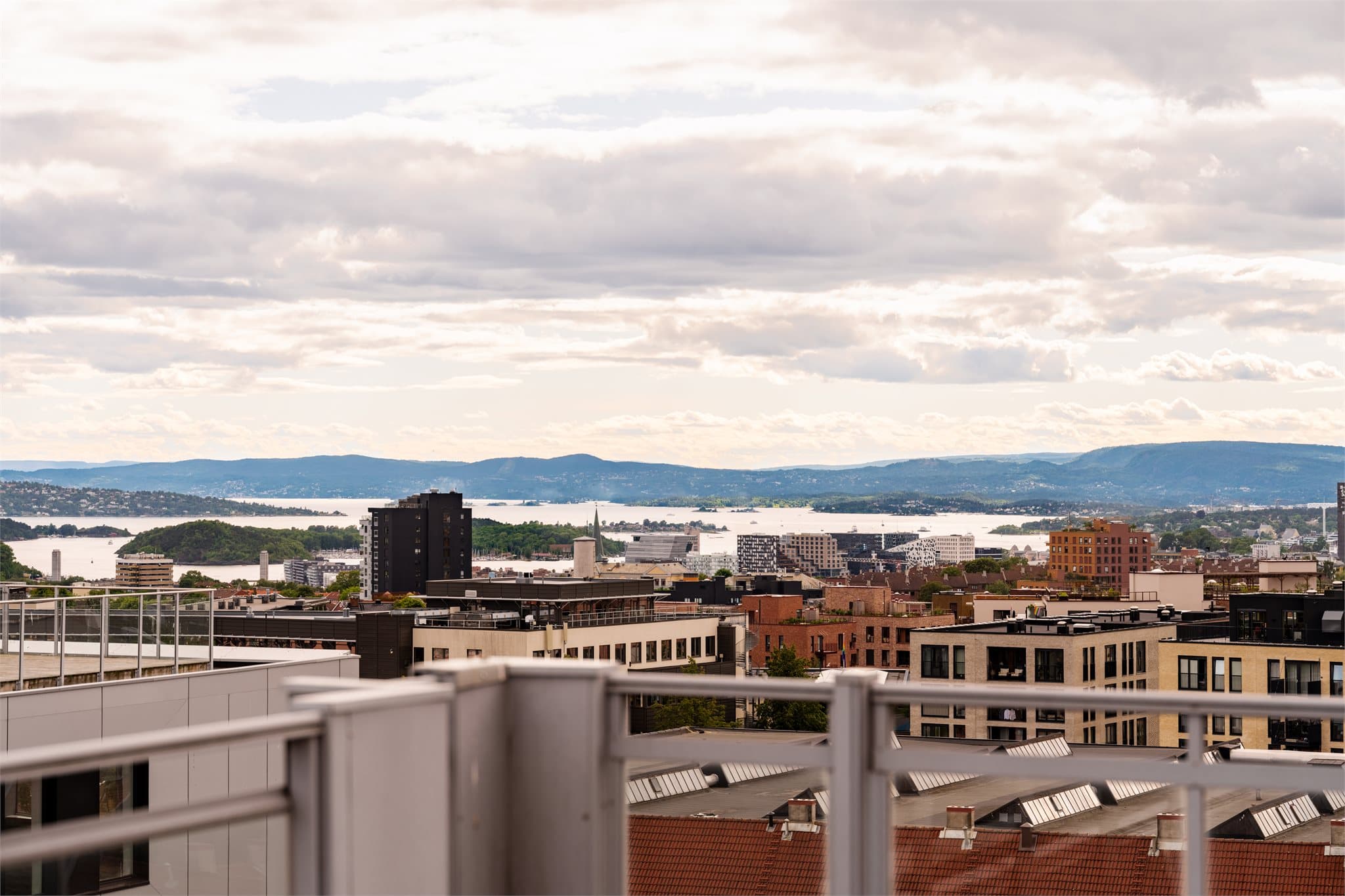 Fra takterrassen er det utsikt over nærområdet og inn mot Oslofjorden, og på nyttårsaften kan du oppleve et imponerende fyrverkeri over Oslo.
