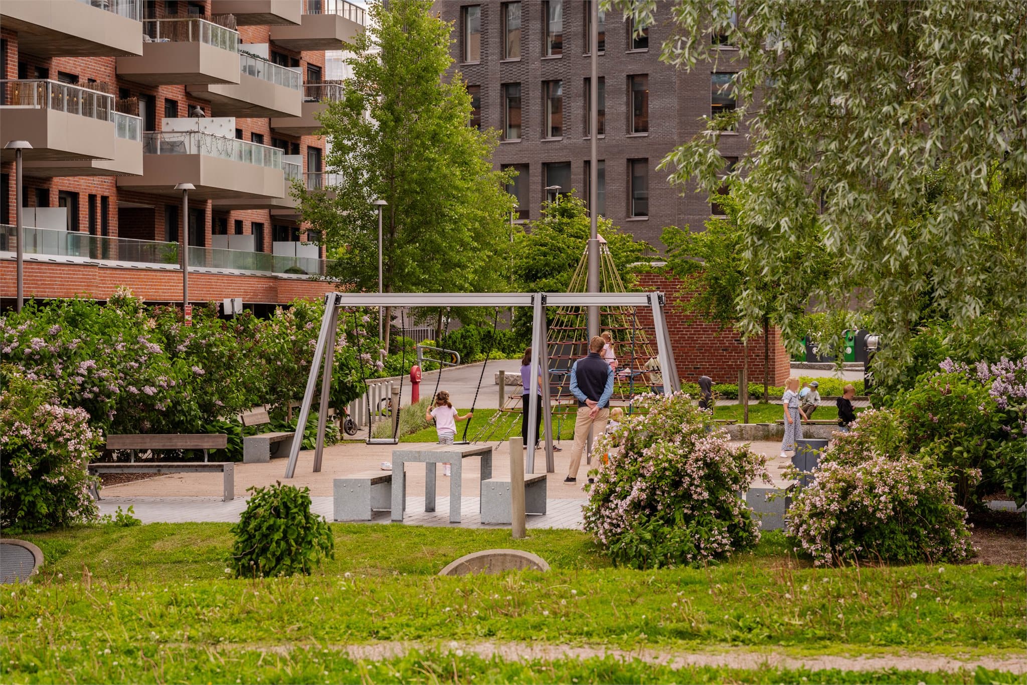 Det er fine grøntområder i nabolaget med gode leke- og aktivitetsmuligheter for barn.