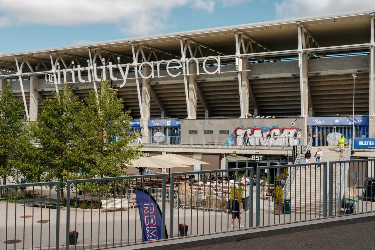 Intility Arena og Valle Hovin er sentrale landemerker i et område preget av idrett og aktivitet. Rema 1000 Valle ligger også i nærheten og har søndagsåpent.