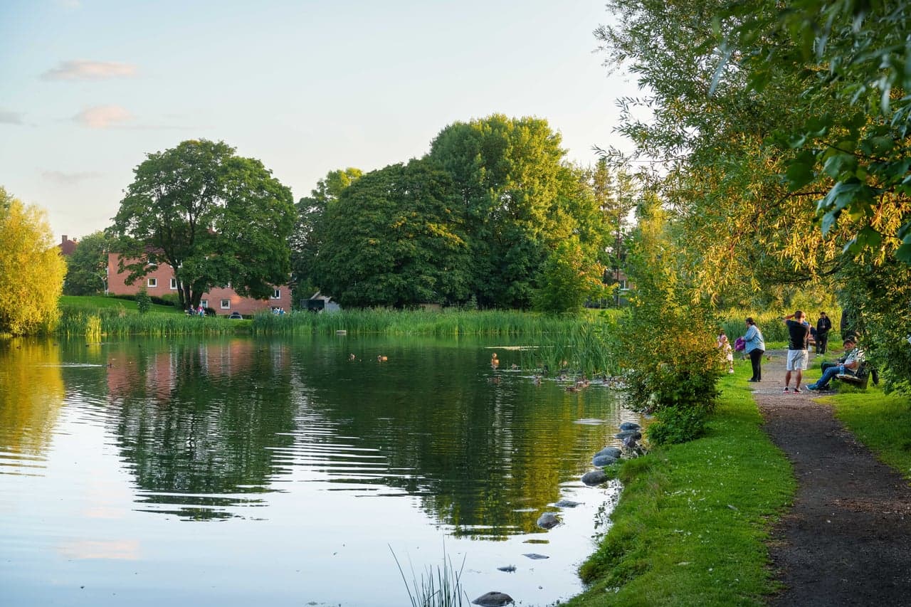 Teglverksdammen ligger rett i nærheten og byr på flotte grøntområder.