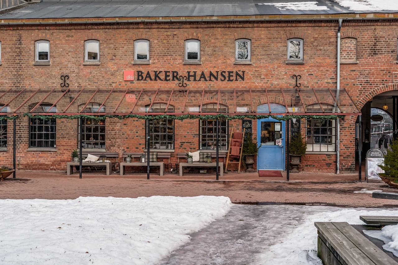 Det historiske Fyrstikktorget byr på en sjarmerende ramme for handel og servering.