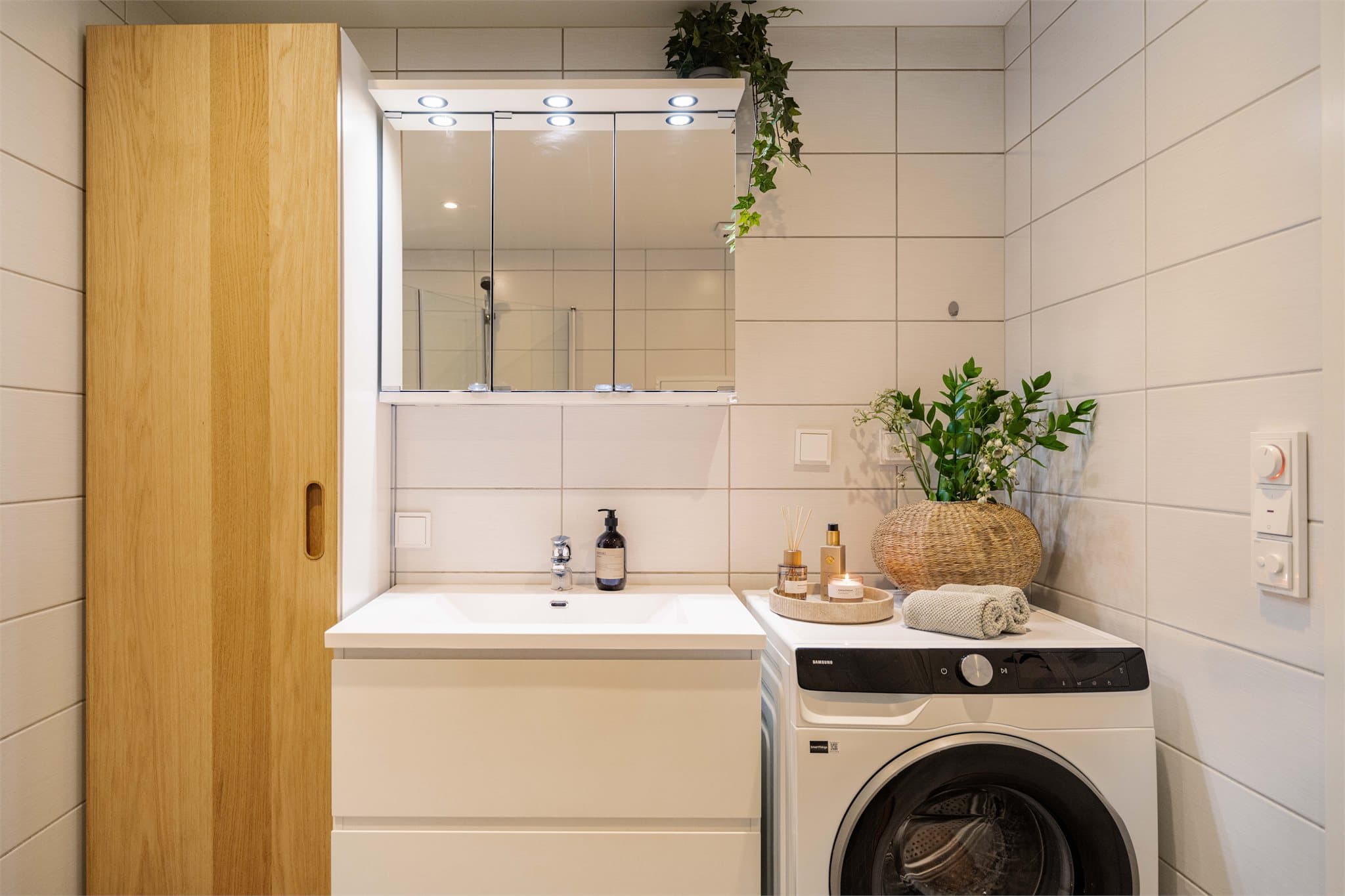Badet holder en moderne standard og er innredet med praktiske løsninger som gjør hverdagen enkel.
