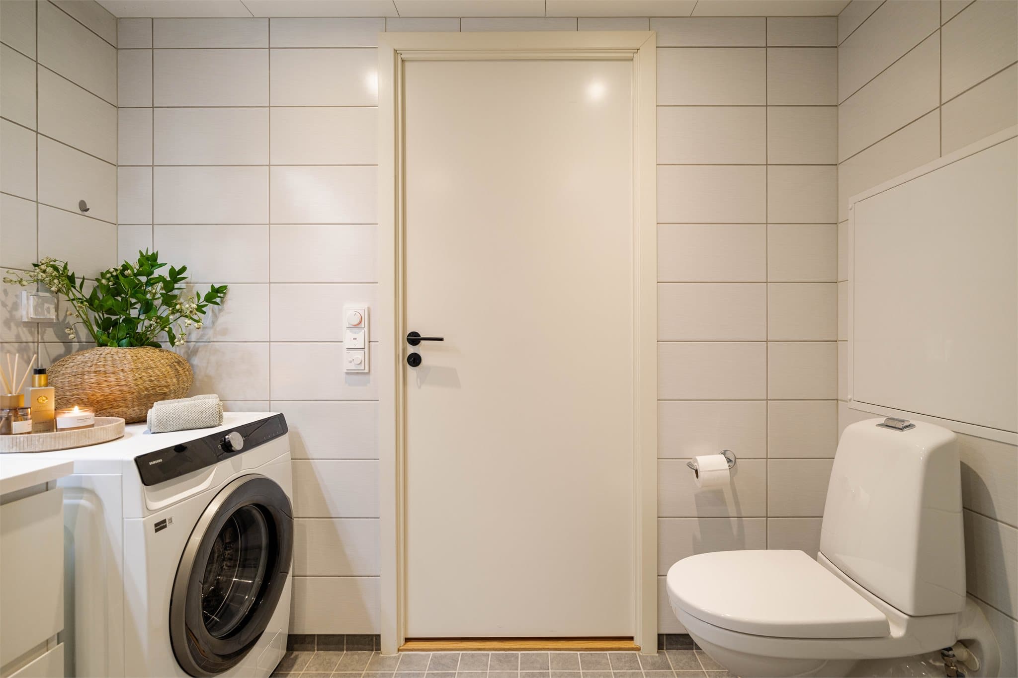Her er det opplegg for vaskemaskin og downlights i himlingen.