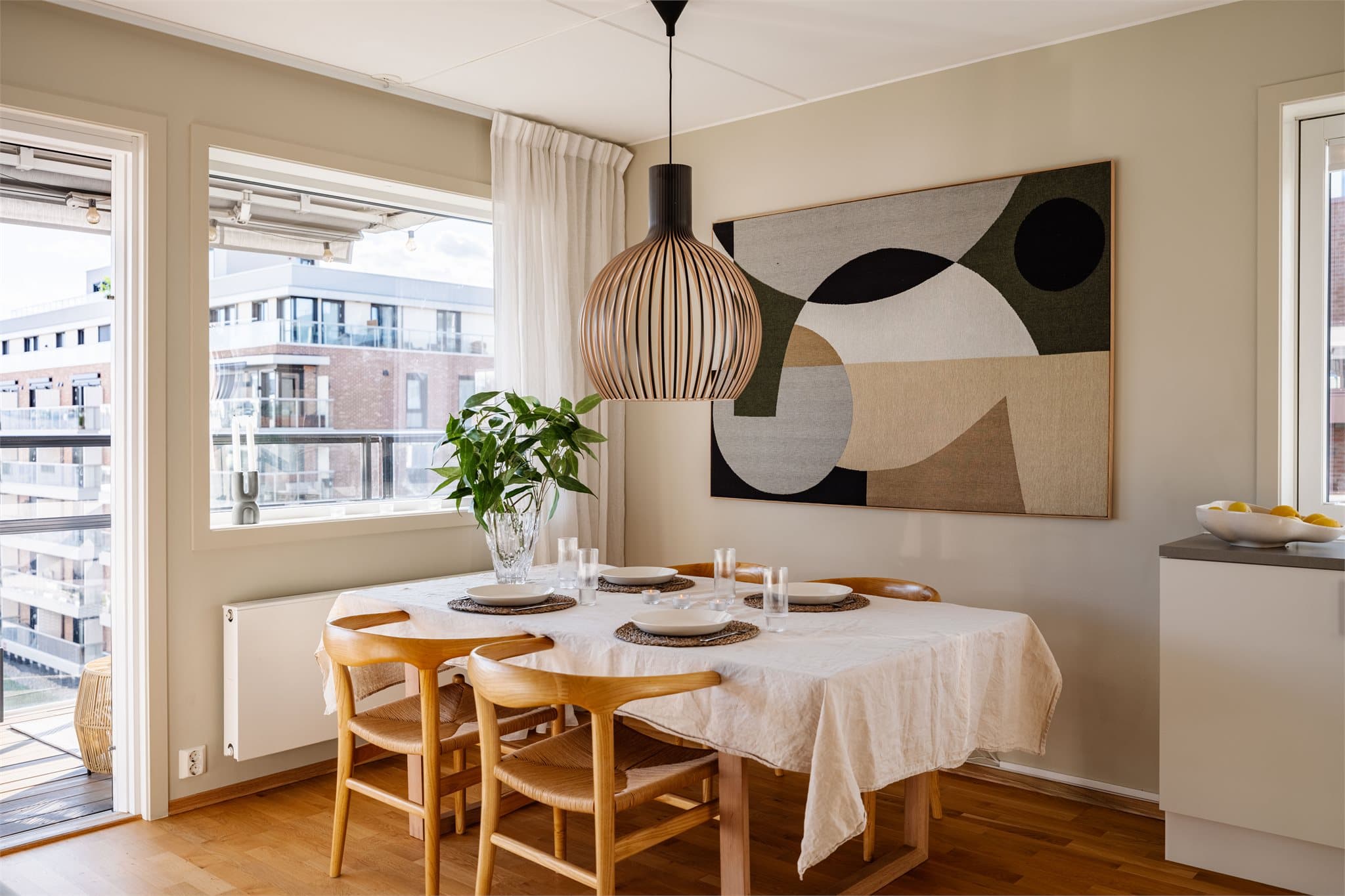 Spiseplassen har en naturlig plassering ved vinduene og nyter godt av det flotte dagslyset.