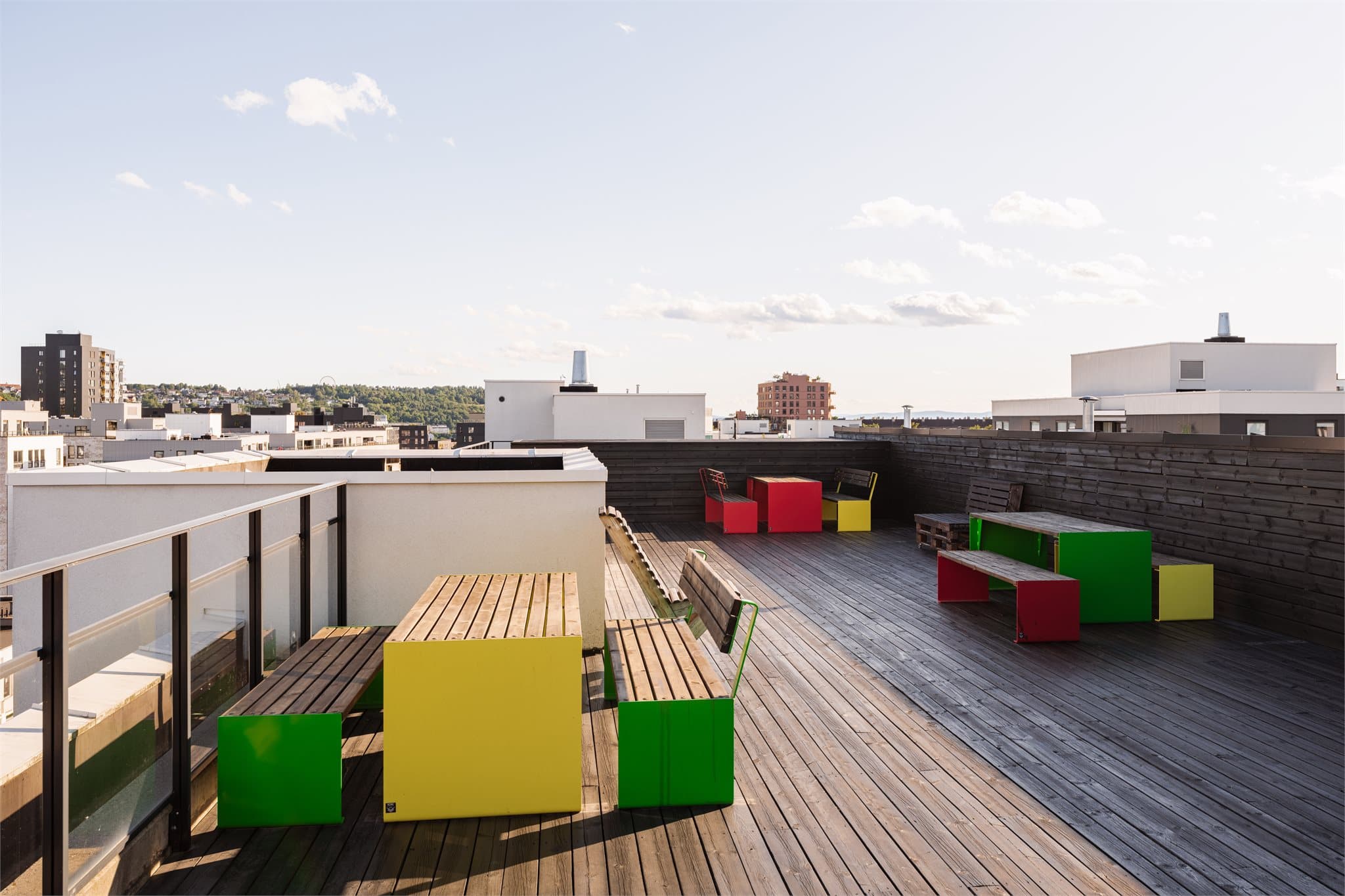 Sameiet disponerer en flott felles takterrasse med god plass til å nyte solrike dager og hyggelige sammenkomster. Takterrassen ligger i nabobygget.