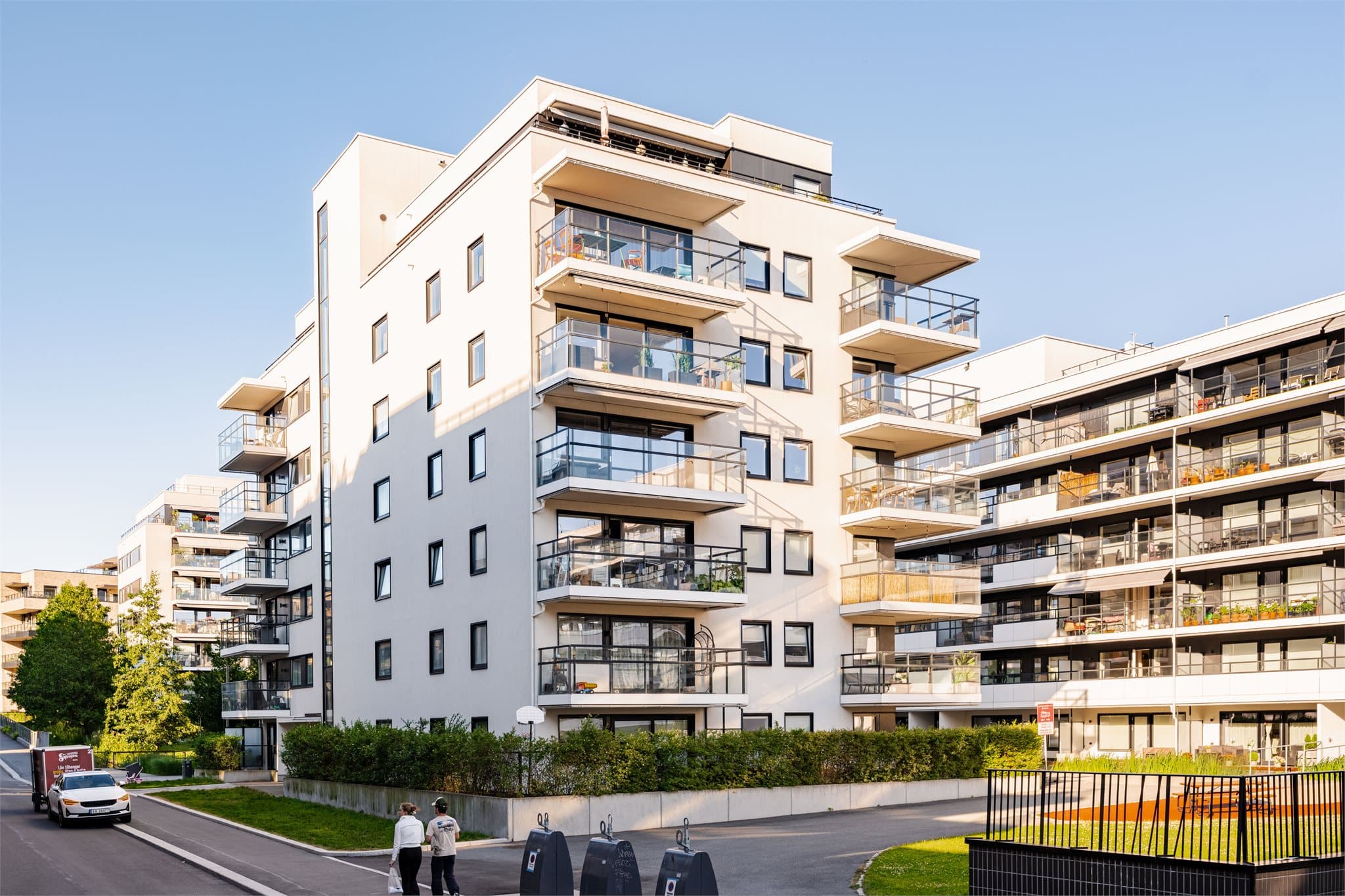 Leiligheten ligger i et moderne bygg fra 2017, omgitt av hyggelige fellesarealer og et veletablert bomiljø.