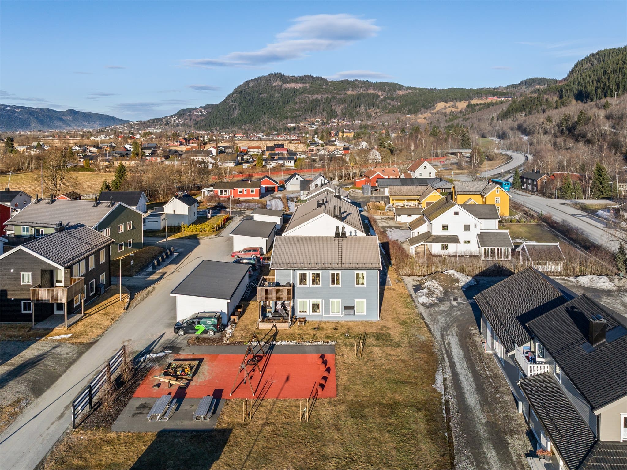 Fra boligen er det kun et par minutters gange til busstoppet Syindustrien, med gode kollektivforbindelser til øvrige deler av kommunen og mot Trondheim.