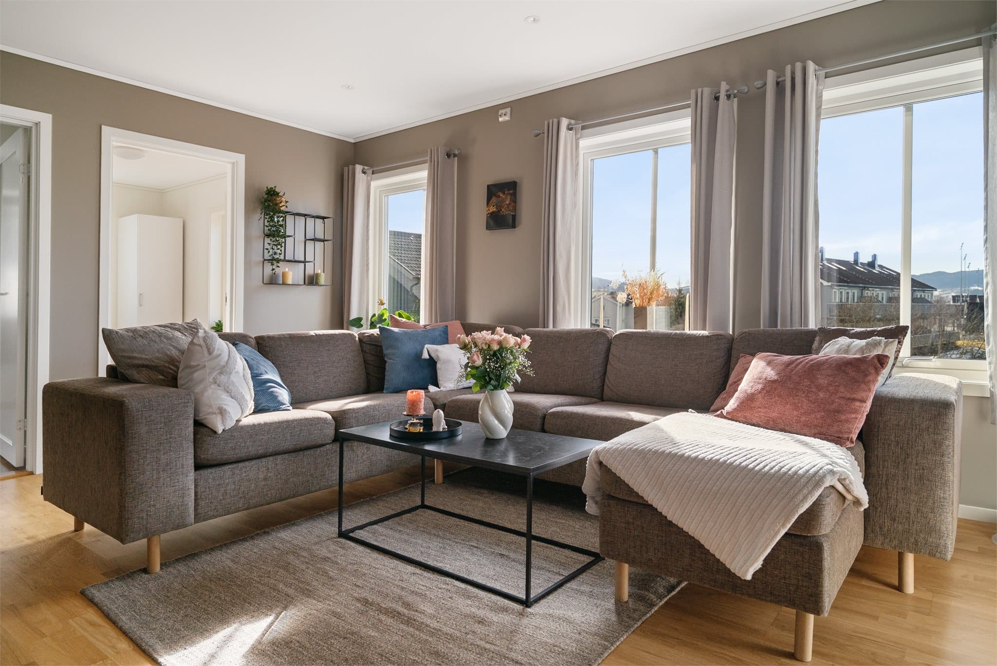 Emera Eiendomsmegling ved Thomas Myhre ønsker velkommen til Frishåggån 11! Fotograf: Kristian Ulén Thorsen / Husfoto