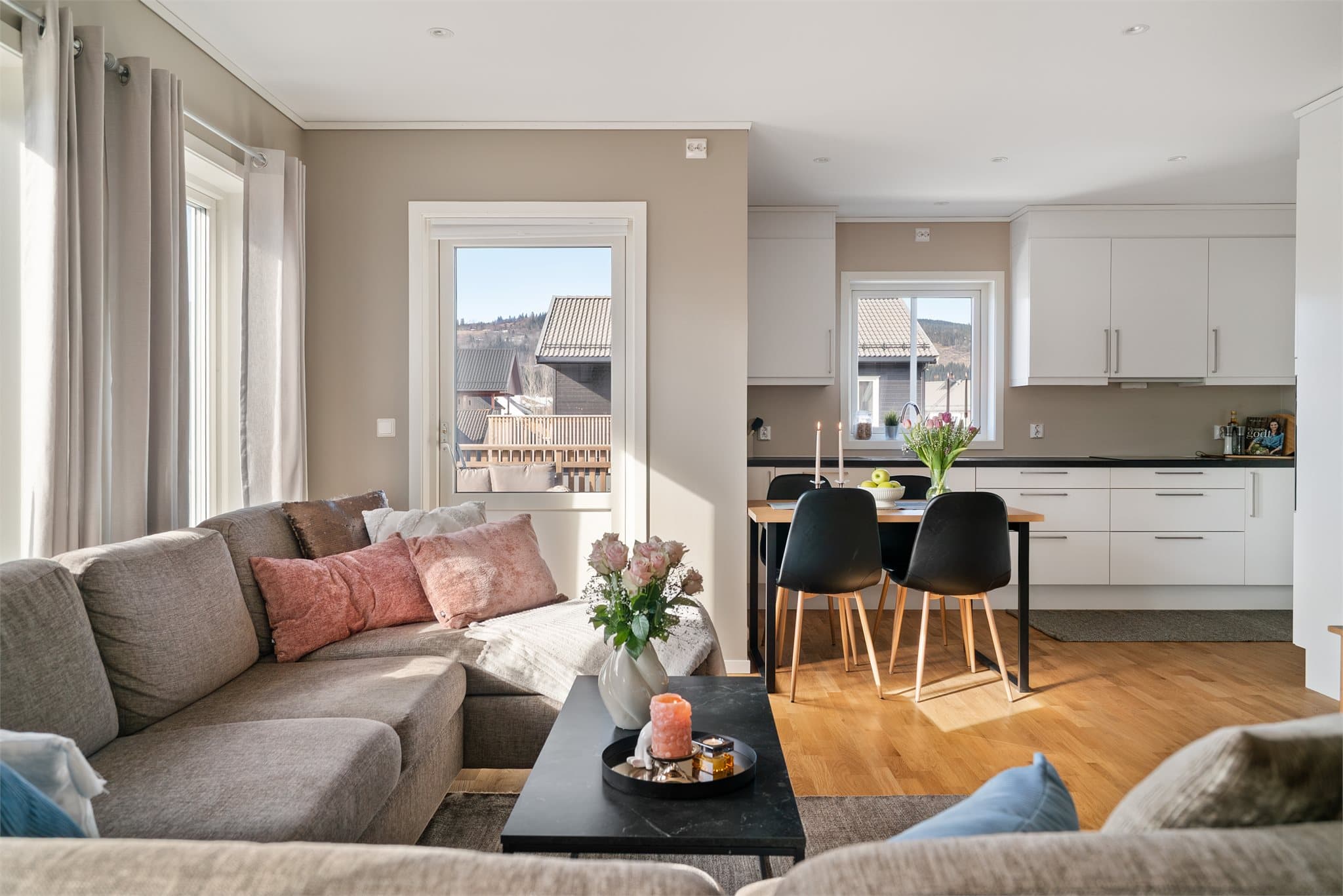 Fra stuen har man utgang til en flott balkong på 11 kvm.