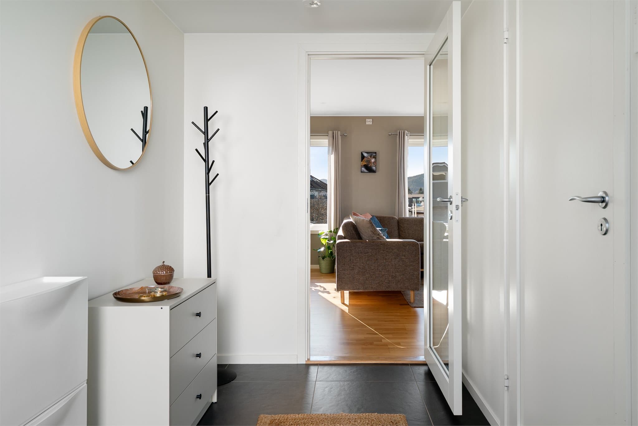 Innbydende entré med plass til garderobeløsning og god oppbevaring.