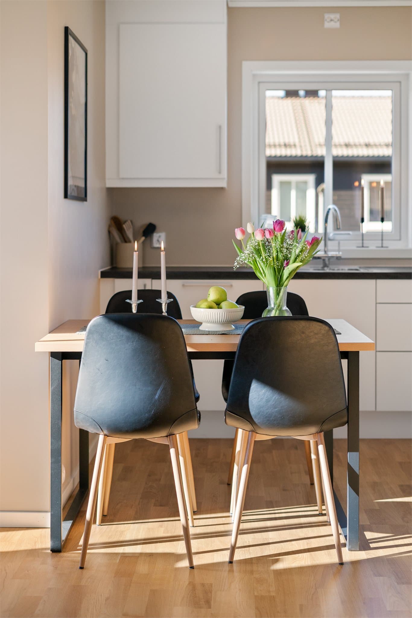 Spiseplassen ligger naturlig mellom kjøkken og stue og har god plass til spisebord.