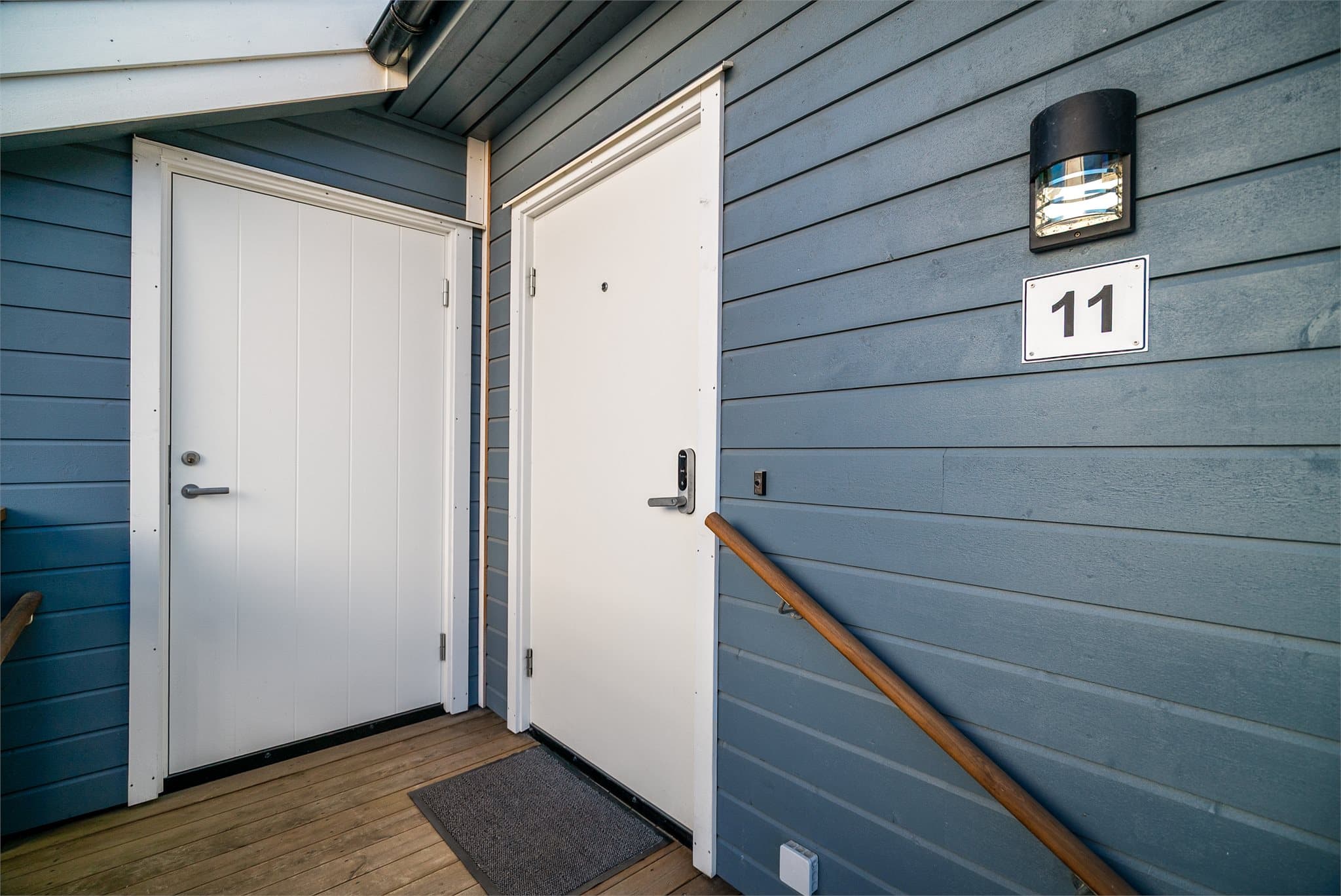 Inngangsdøren er utstyrt med kodelås, og ved inngangspartiet finner du også en praktisk utvendig bod med gode oppbevaringsmuligheter.