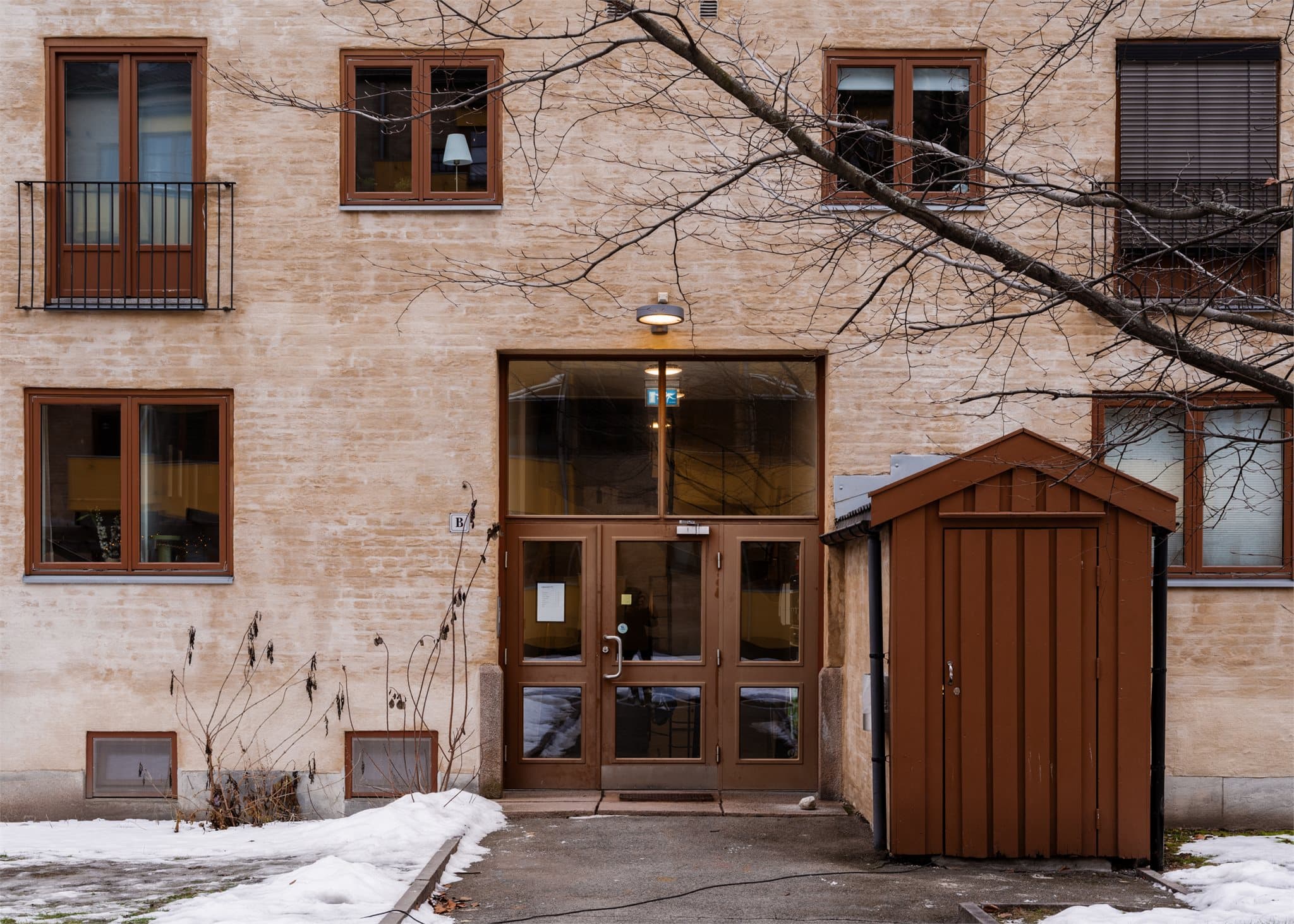 Bygården fra 1952 har en klassisk fasade i kostrappet tegl.