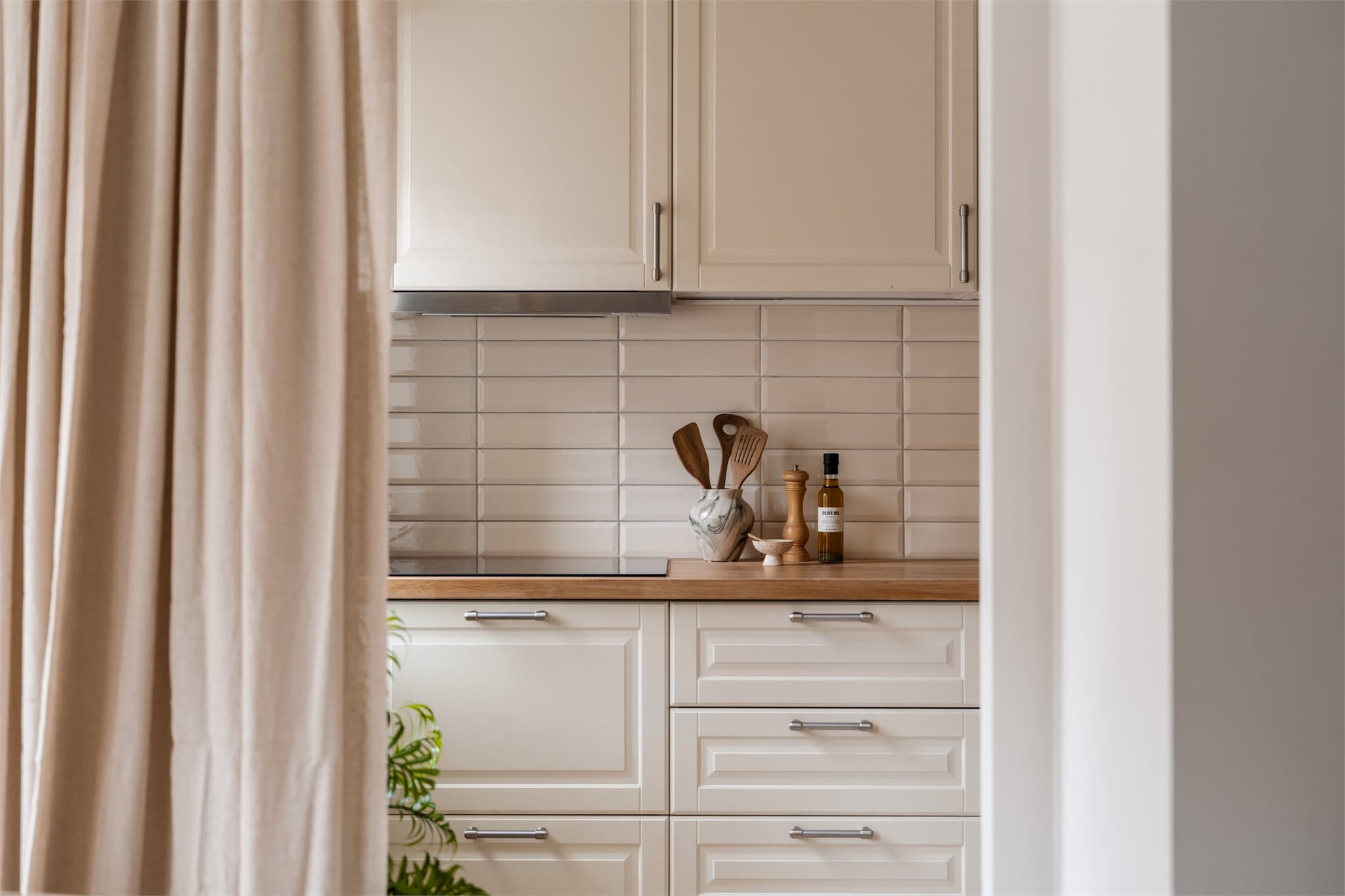 Videre inn til kjøkkenet.