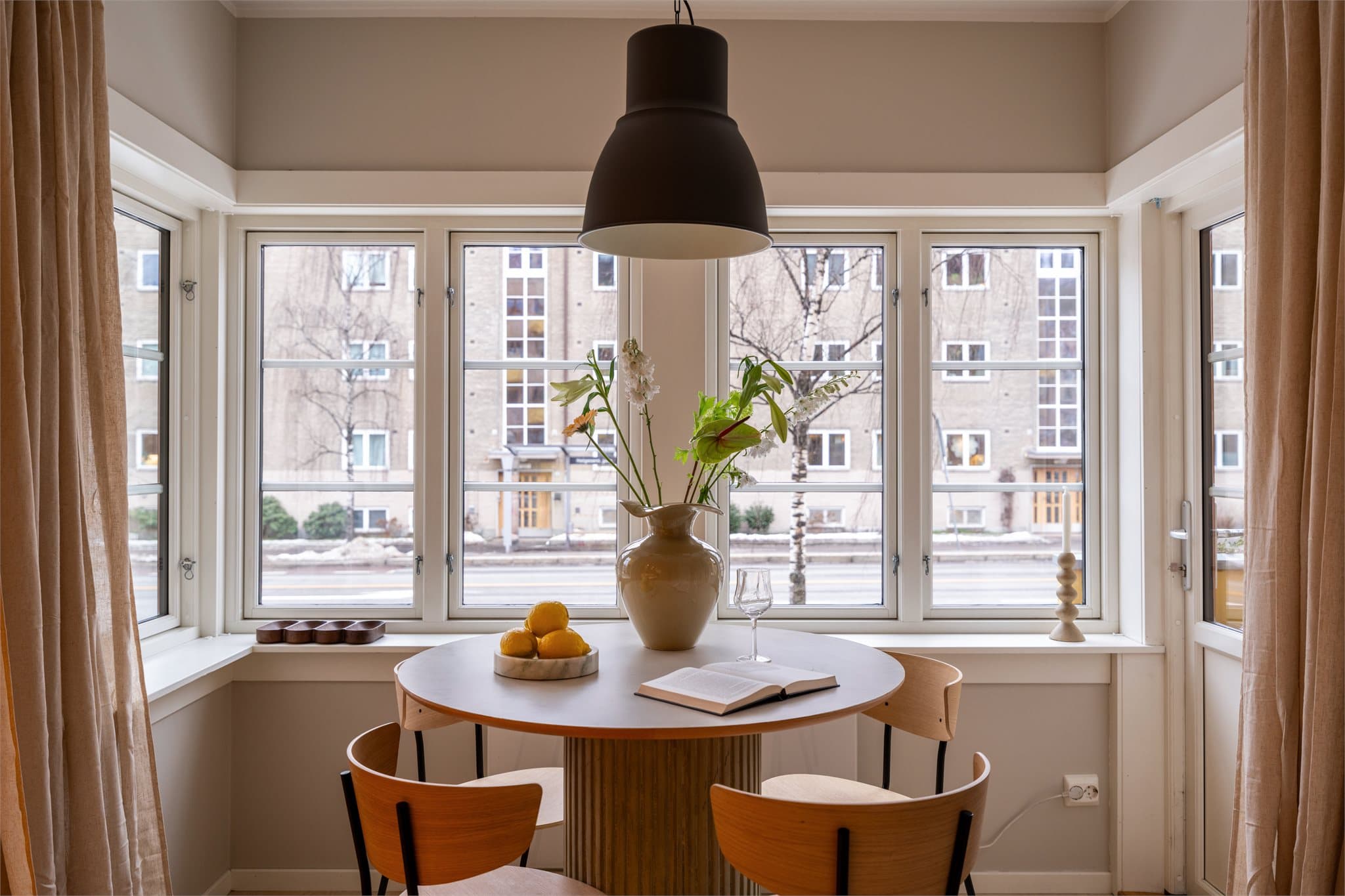 Leiligheten ligger i en høy 1. etasje.