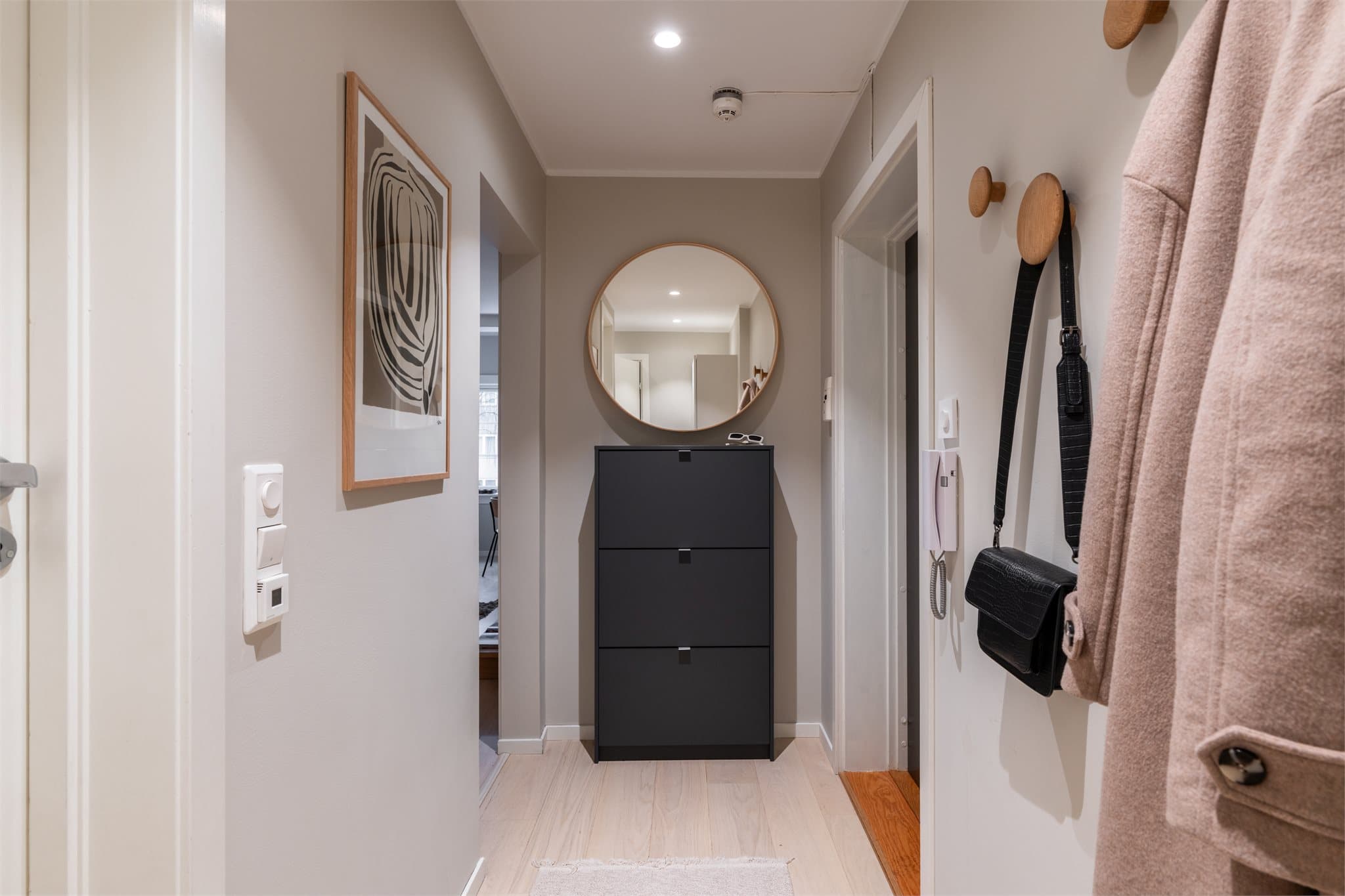 Du møtes av en lys entré med gjennomgående 1-stavs parkett og overflater oppgradert i 2020.