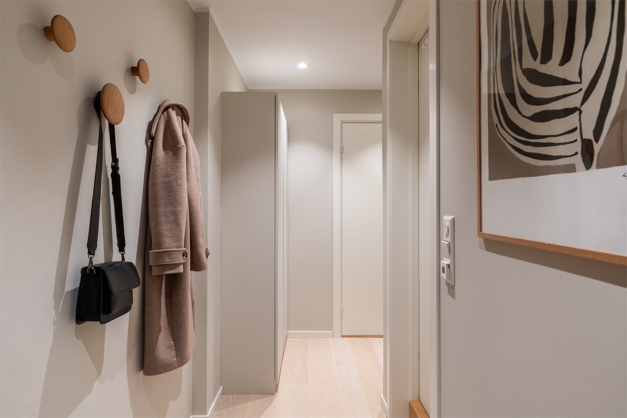 Inngangsdøren er brann- og lydklassifisert for økt trygghet og komfort.