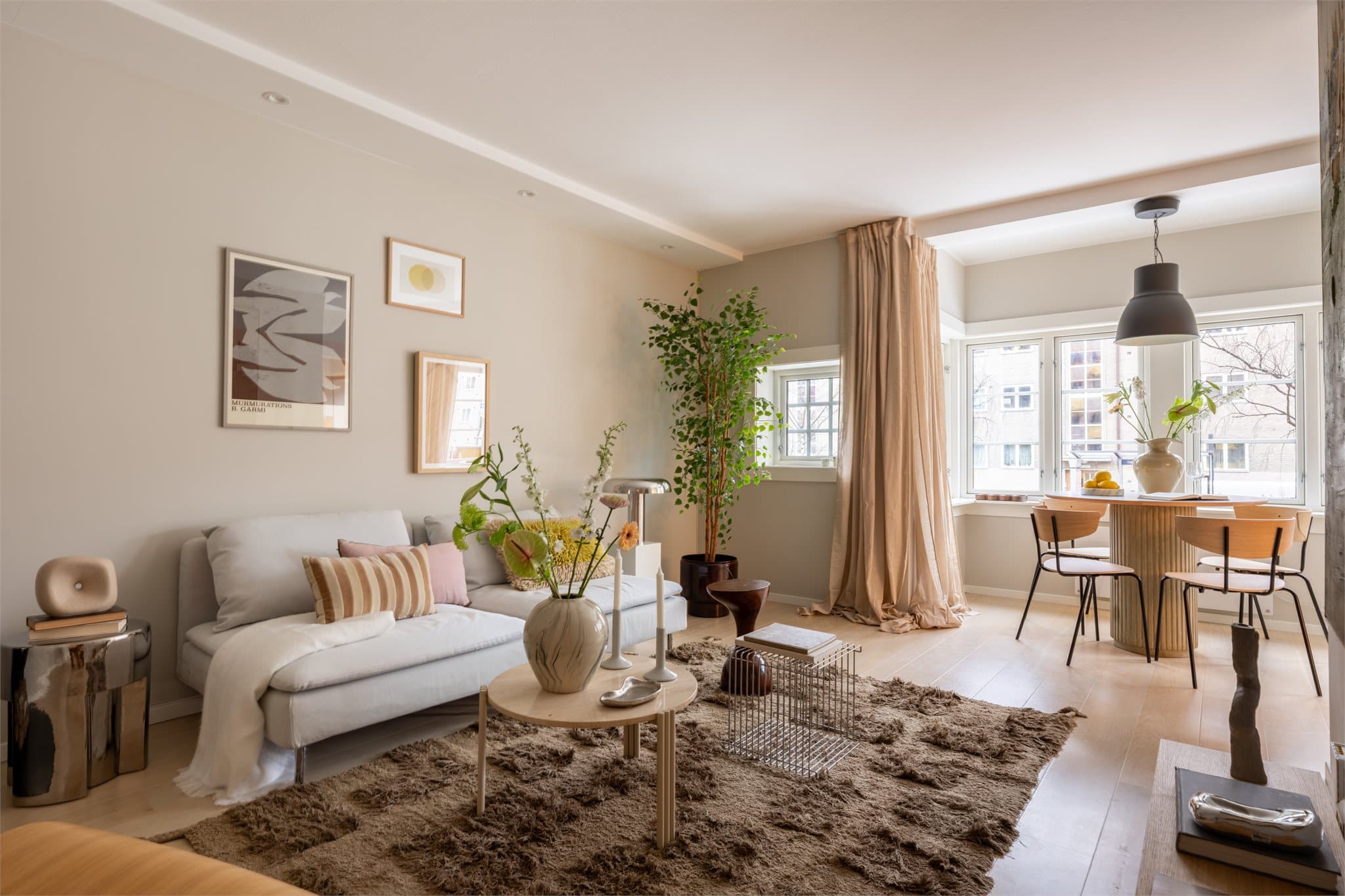 Dette er en rålekker og romslig 3-roms leilighet med attraktiv beliggenhet på Sofienberg/Grünerløkka!