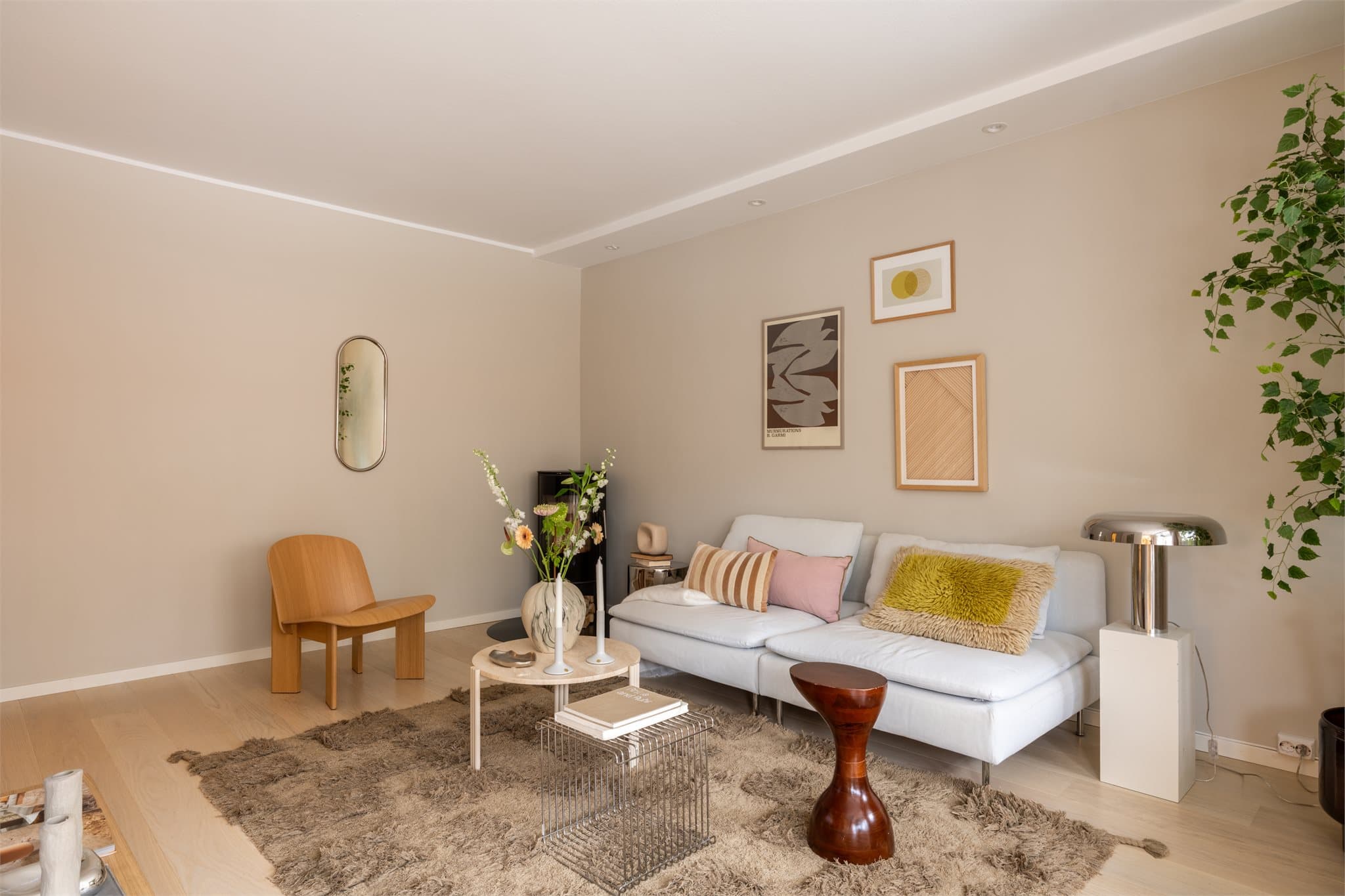 Stuen har en god atmosfære med malte, glatte vegger og downlights i himling. Alle overflater ble malt i desember 2025, utenom det minste soverommet.