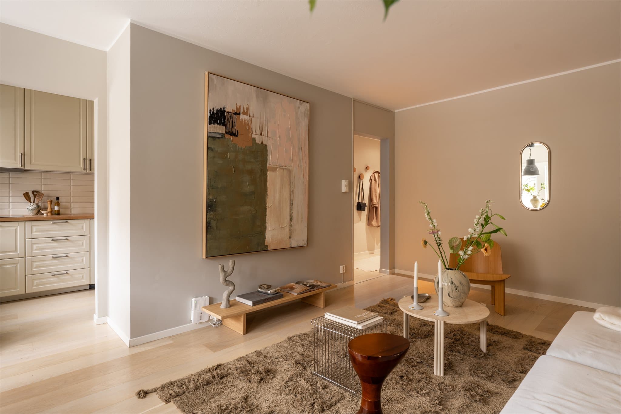 Fra stuen er det enkel adkomst videre inn til kjøkkenet.