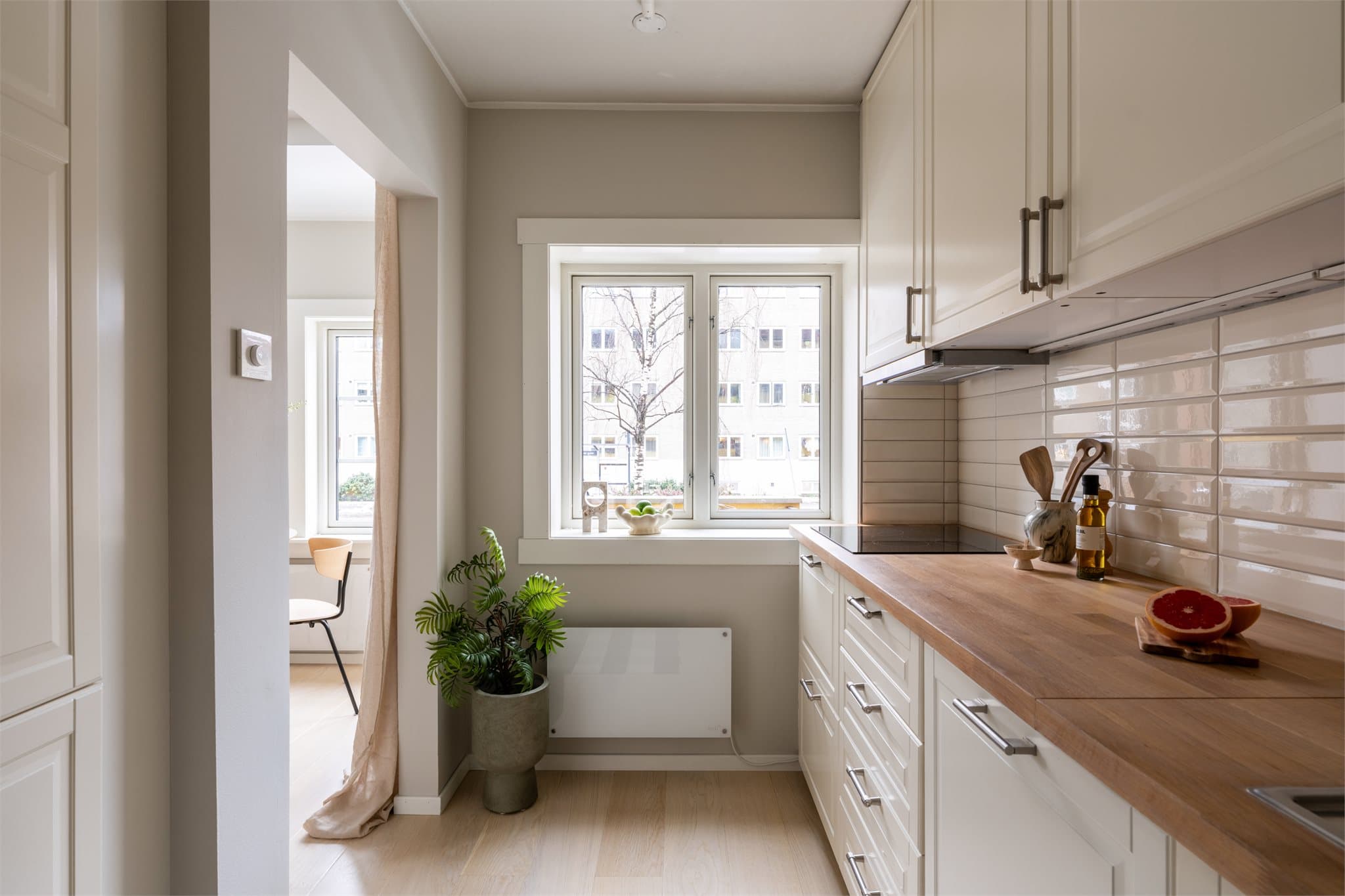 Kjøkkenet har profilerte fronter og en solid benkeplate i tre.