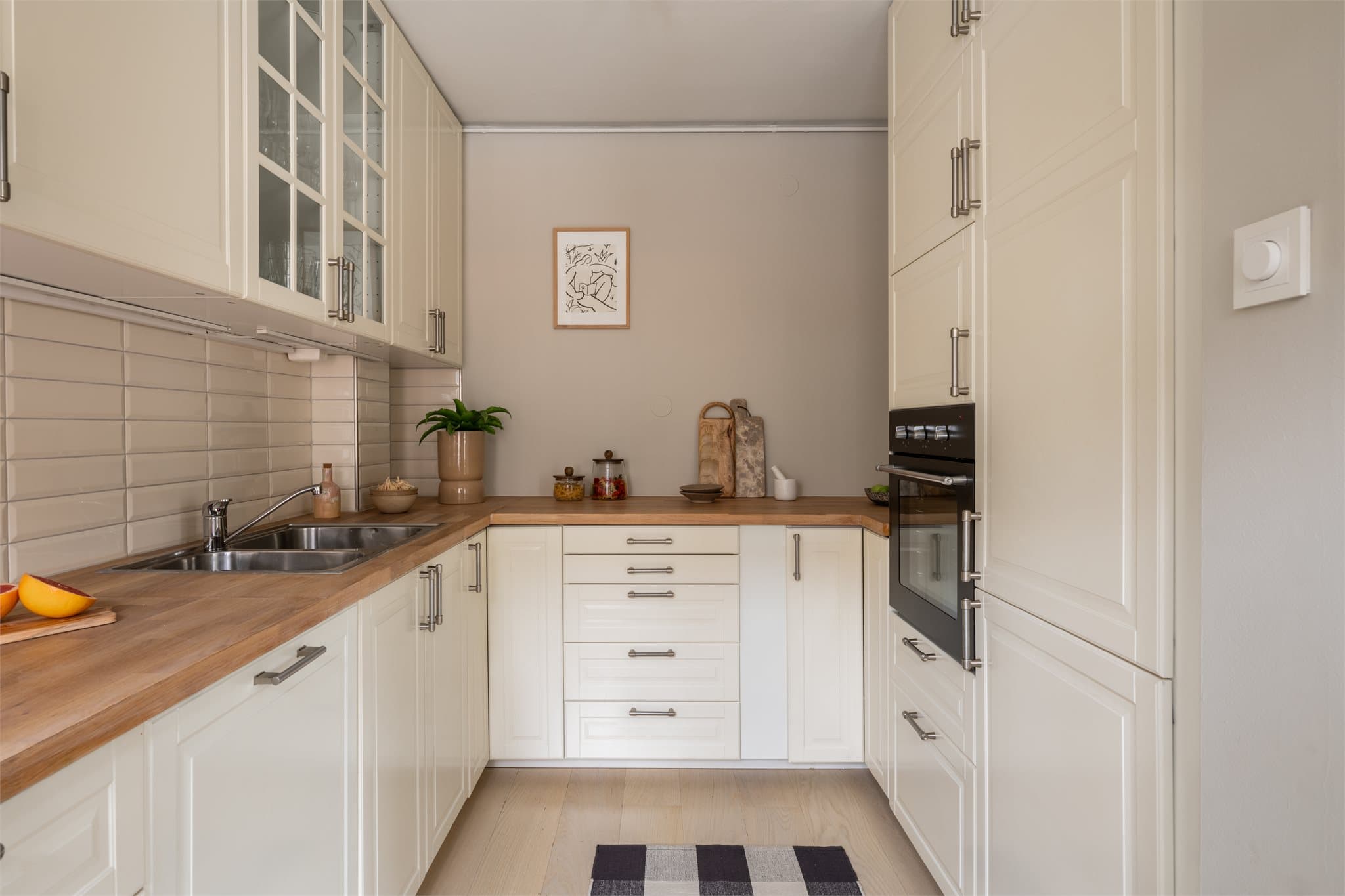 Kjøkkenet fra 2013 har en praktisk U-form, gode arbeidsflater, masse skapplass og integrerte hvitevarer.