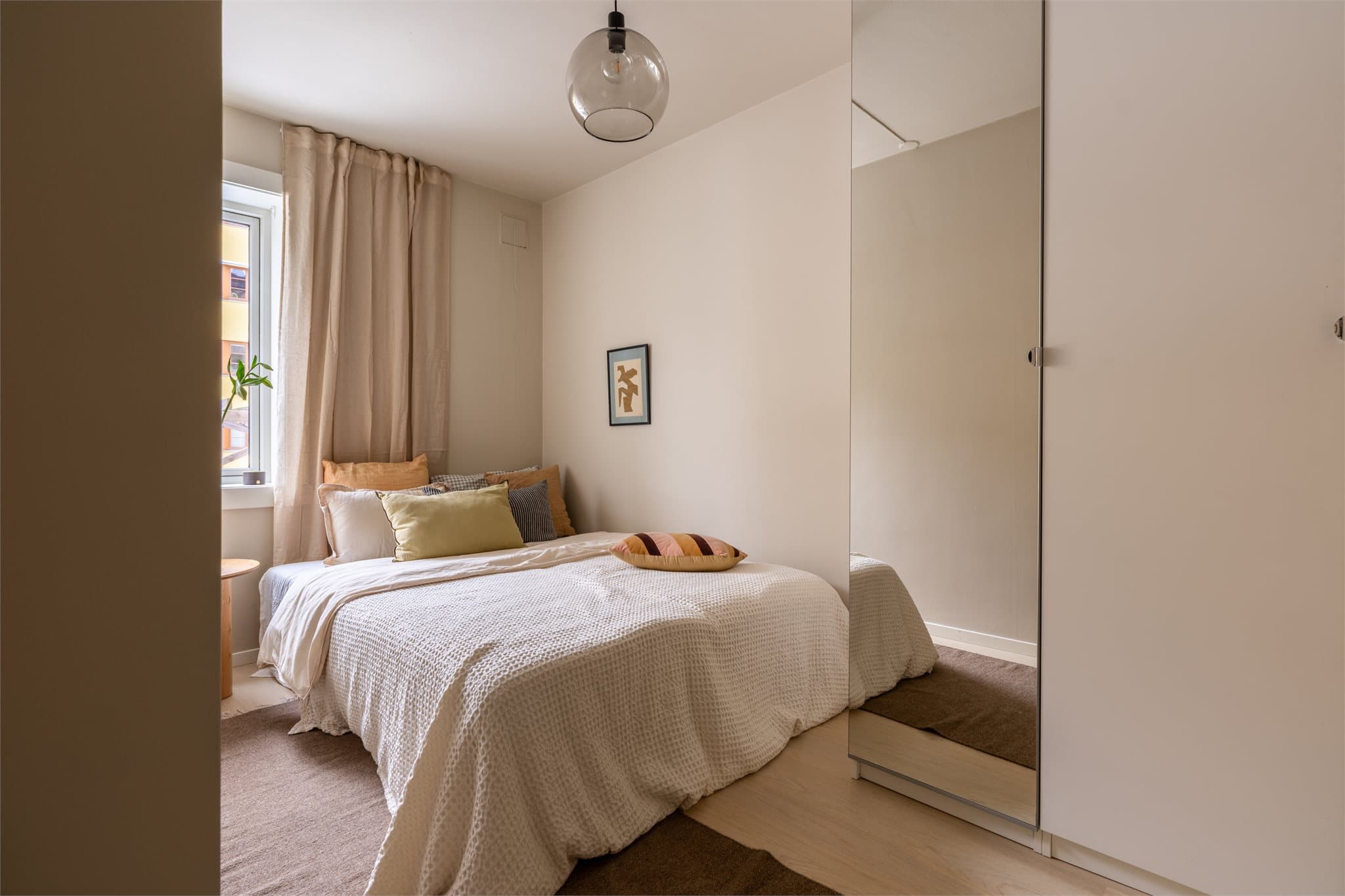 Hovedsoverommet har god plass til dobbeltseng og garderobeløsning.