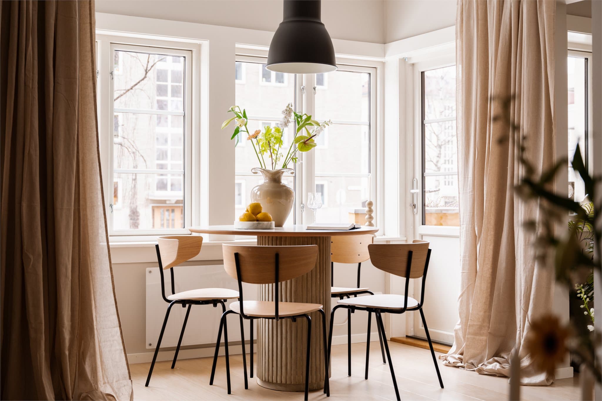 Spiseplassen er plassert i et hyggelig karnapp med vinduer som gir godt med dagslys.