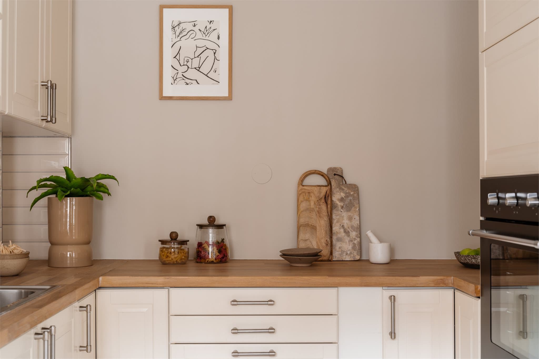 Innredningen byr på rikelig med både skap- og benkeplass.