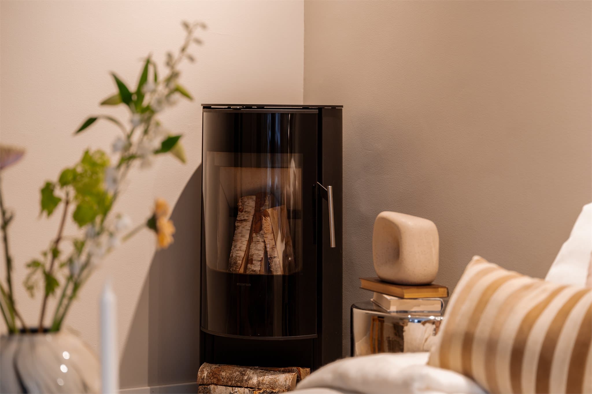 Vedovnen gir ekstra varme og koselig atmosfære på kalde dager.