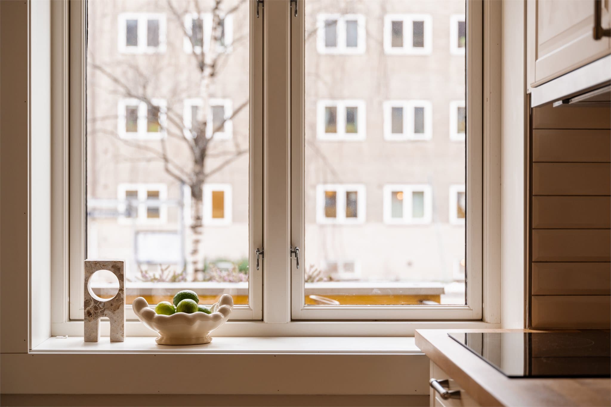 Godt med lysinnslipp til kjøkkenet.