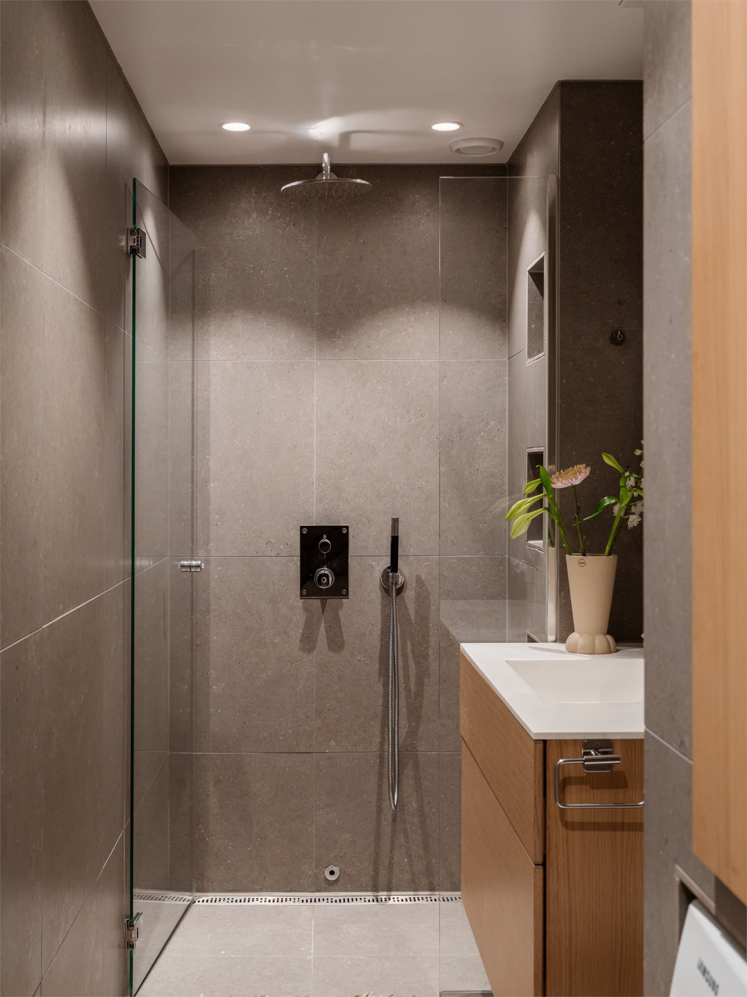 Svært delikat bad som ble oppusset i 2020. Badet har en romslig dusjnisje med innfellbare dører.