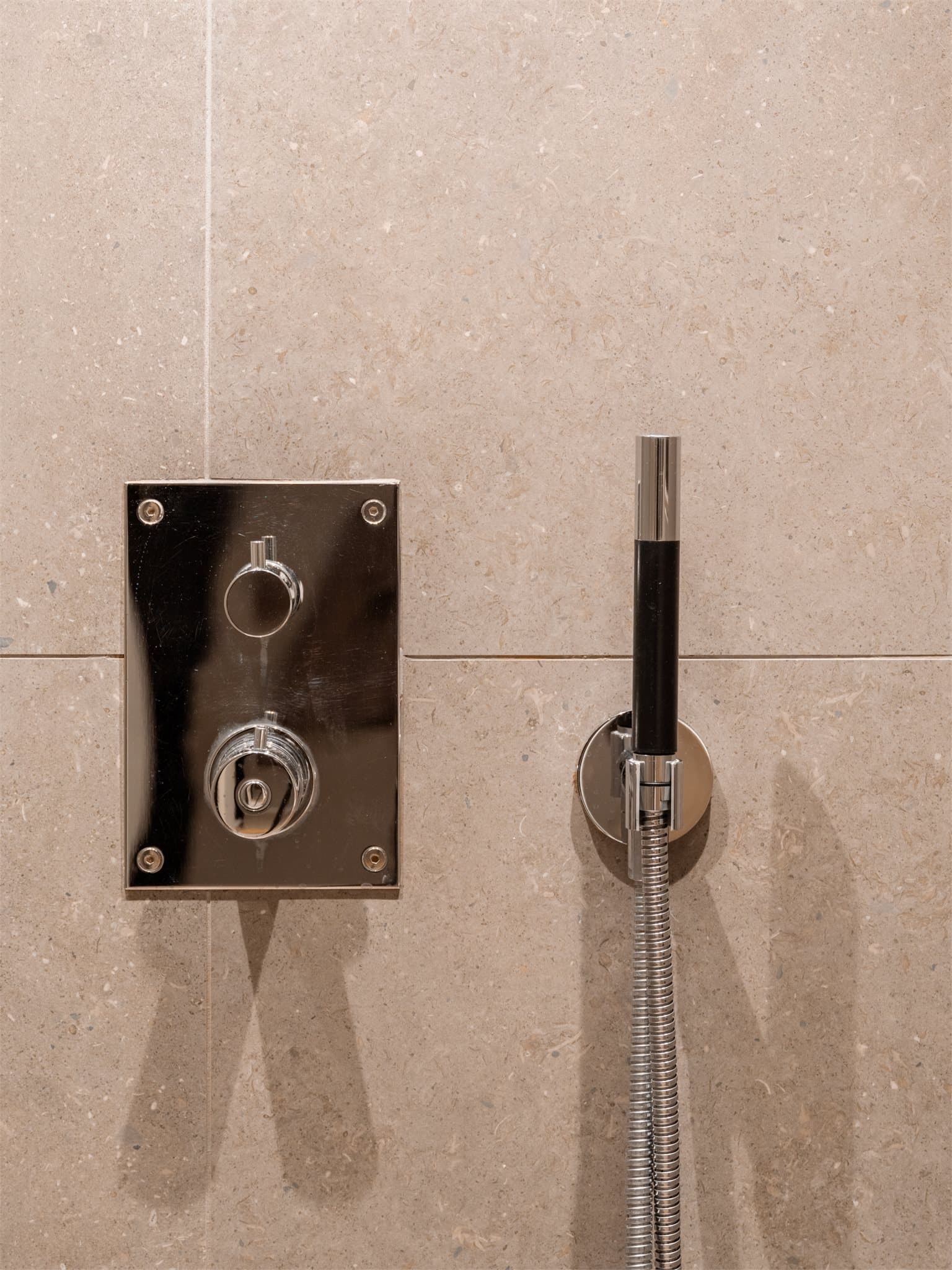 Moderne og stilrene armaturer i dusjsonen.