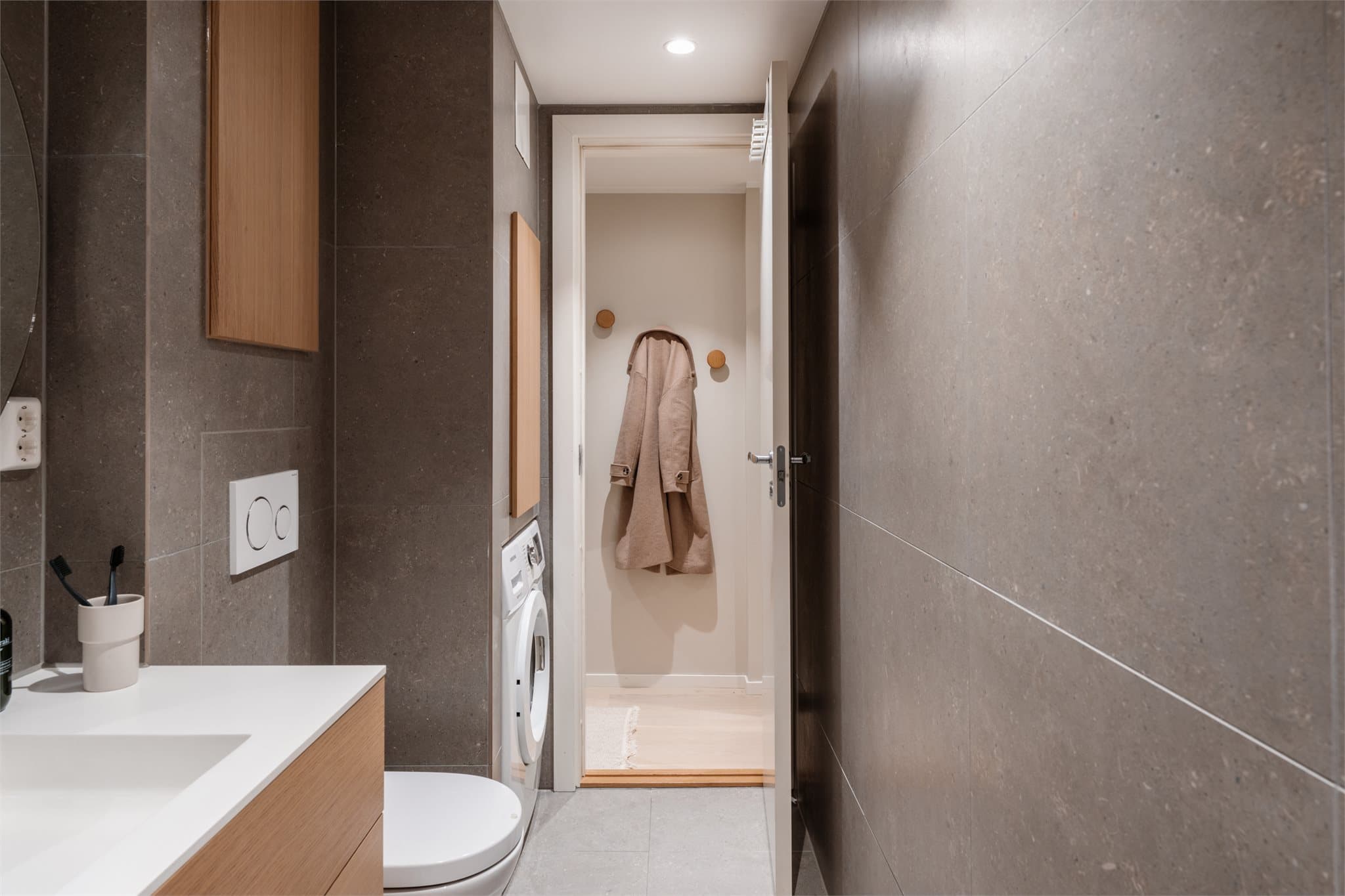 Badet er helfliset og har elektrisk gulvvarme.