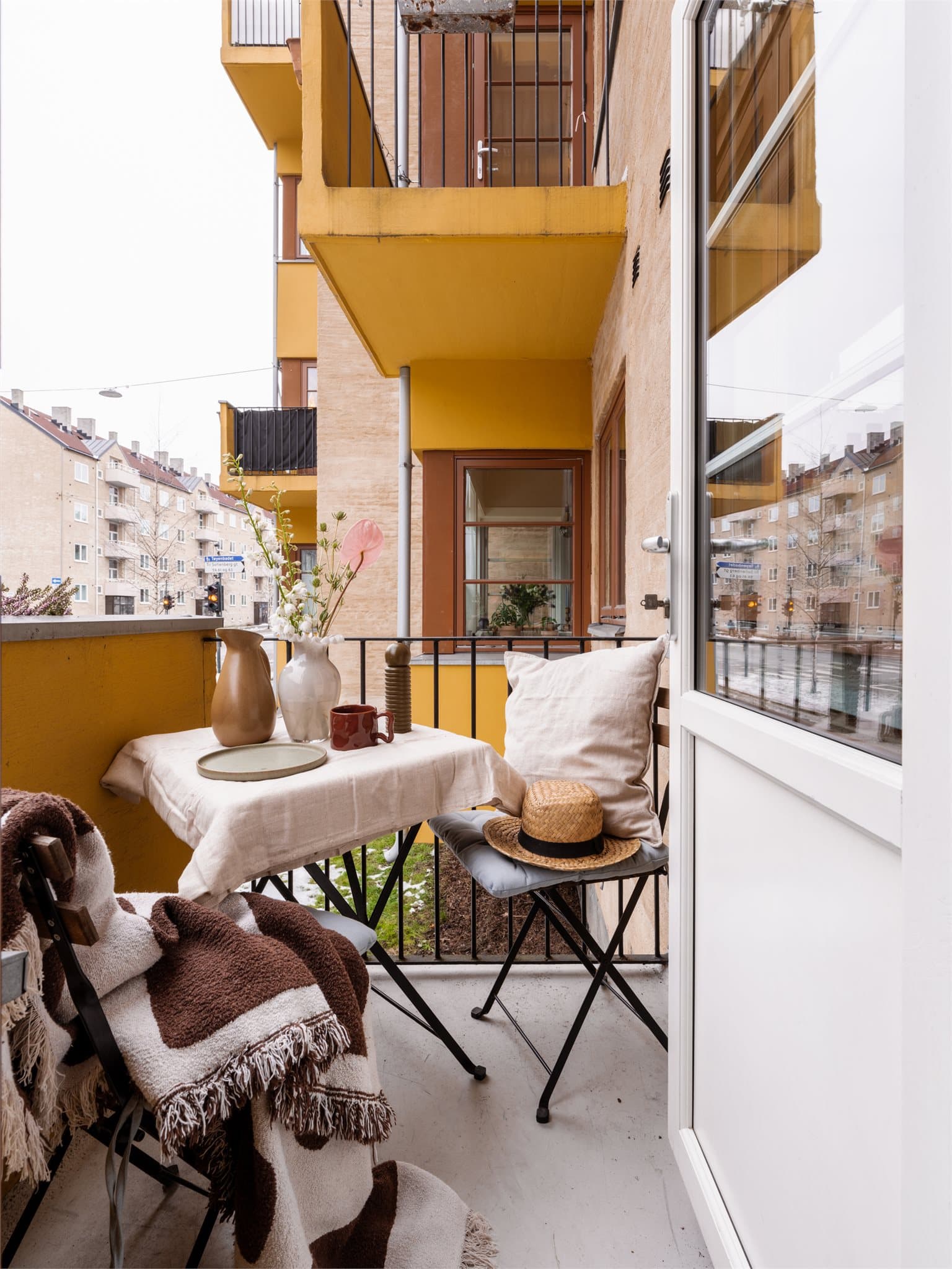 Vestvendt balkong med plass til en hyggelig sittegruppe.