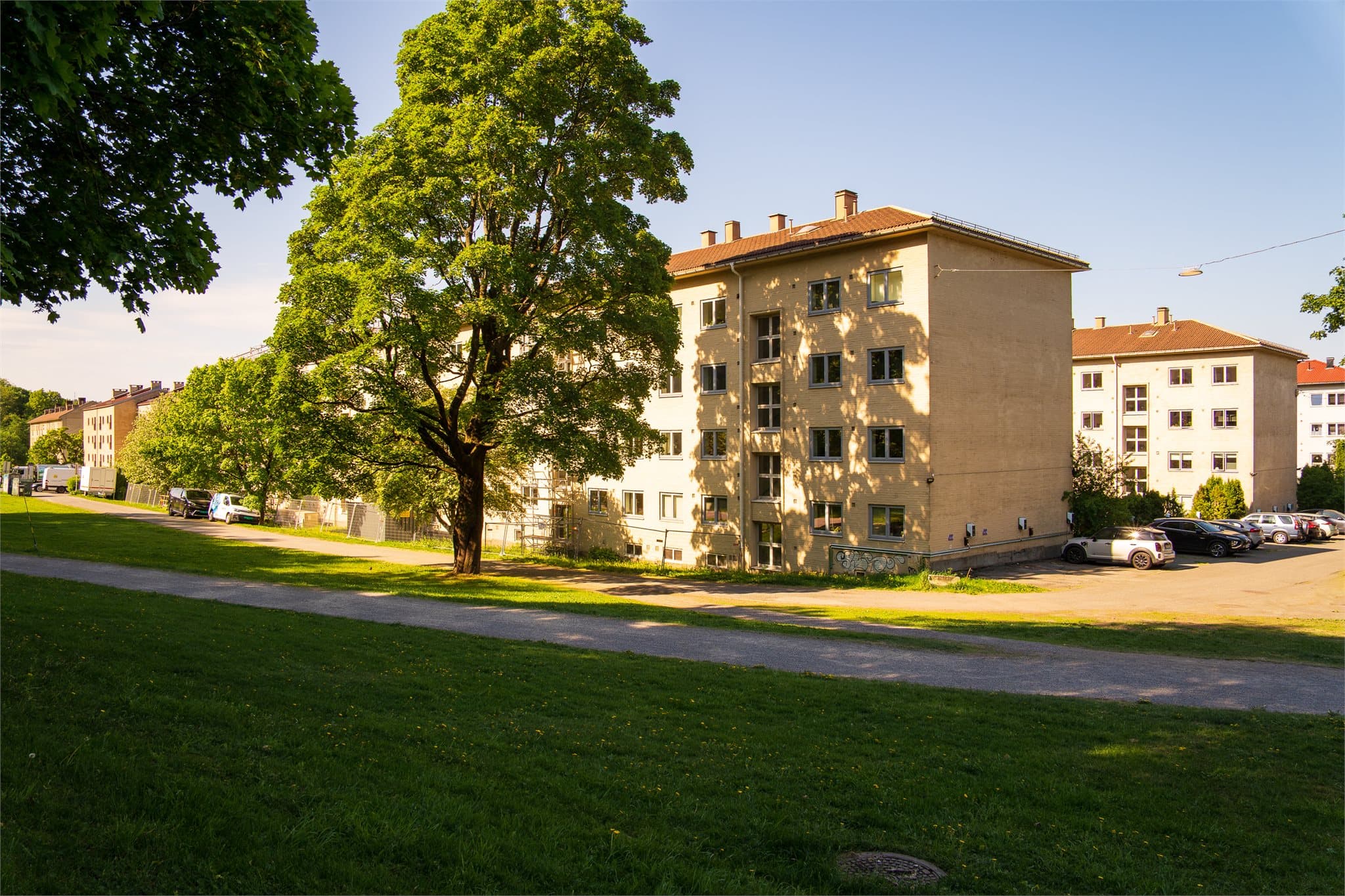 Ellers ligger boligen helt inntil Ola Narr og Tøyenparken så her kan du gå rett ut i parken om sommeren.