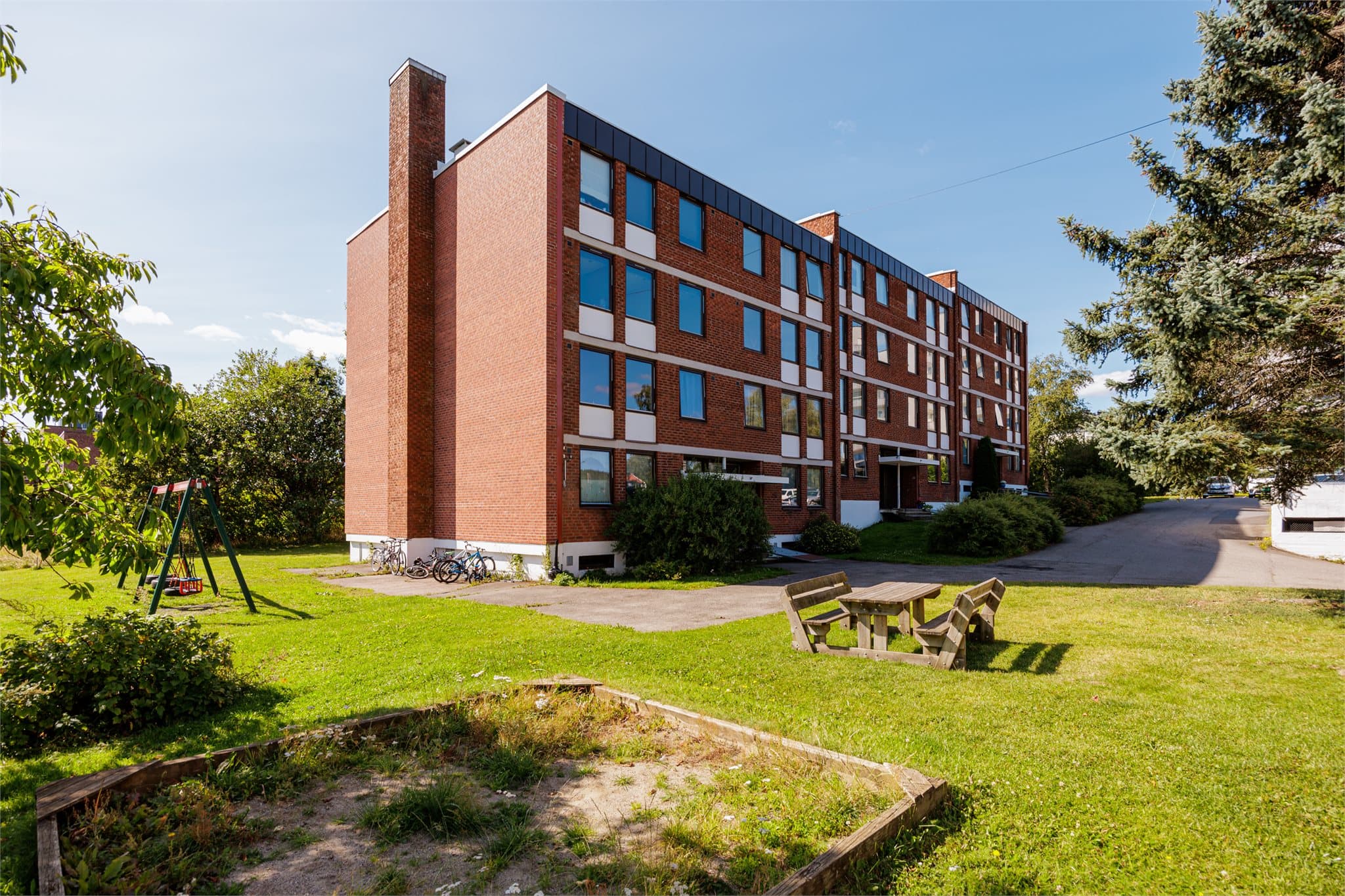 Eiendommen ligger i et etablert og grønt boligområde med fine fellesarealer.