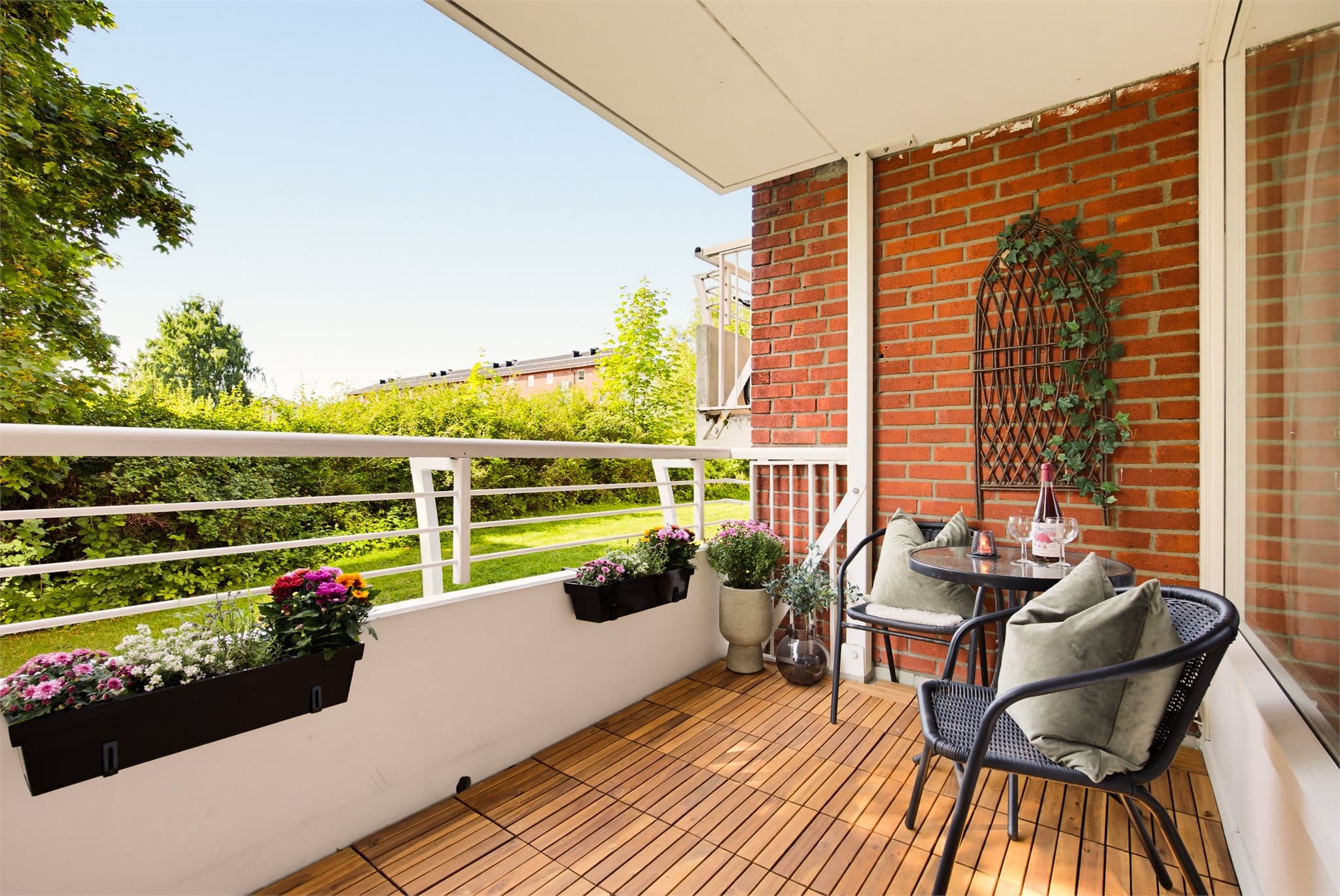 Hyggelig balkong med god plass til sittegruppe og beplantning.